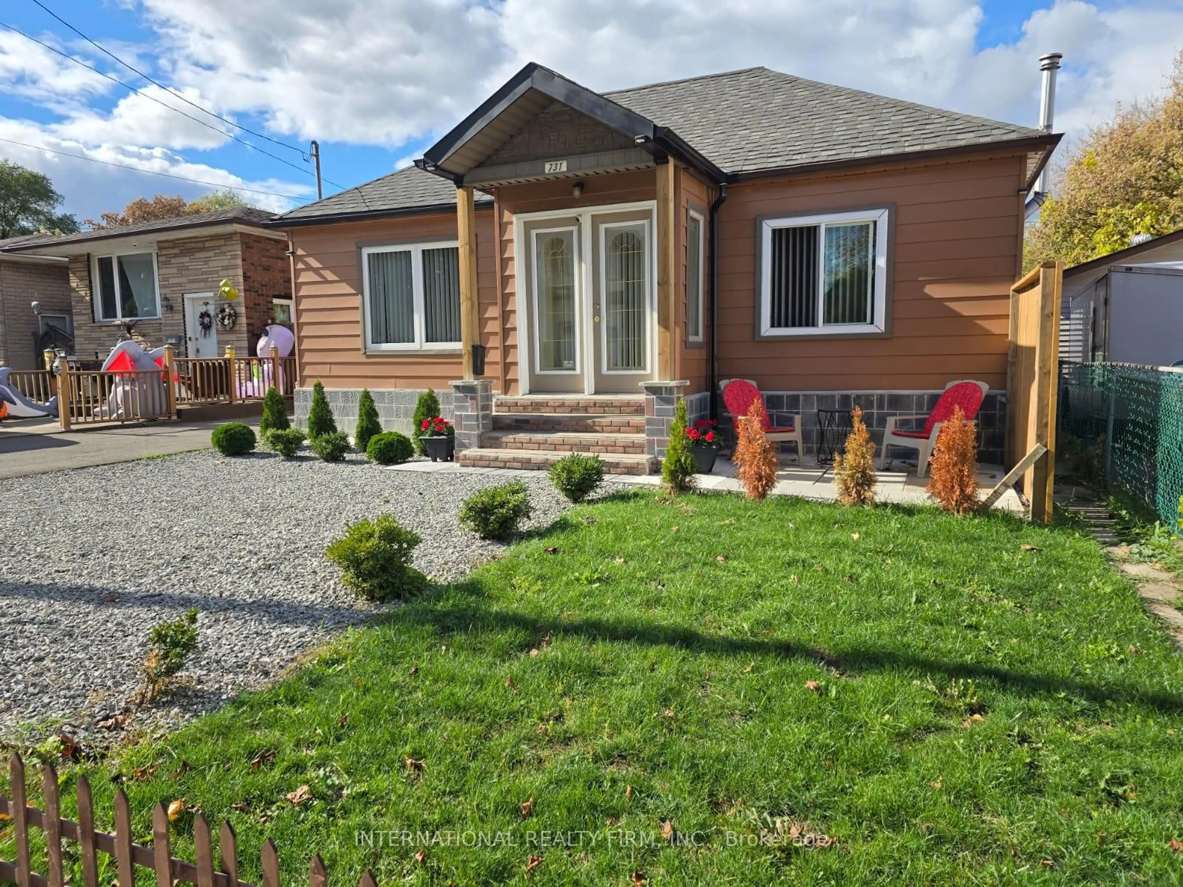 Home with vinyl exterior material, street for 731 Knox Ave, Hamilton Ontario L8H 6K7