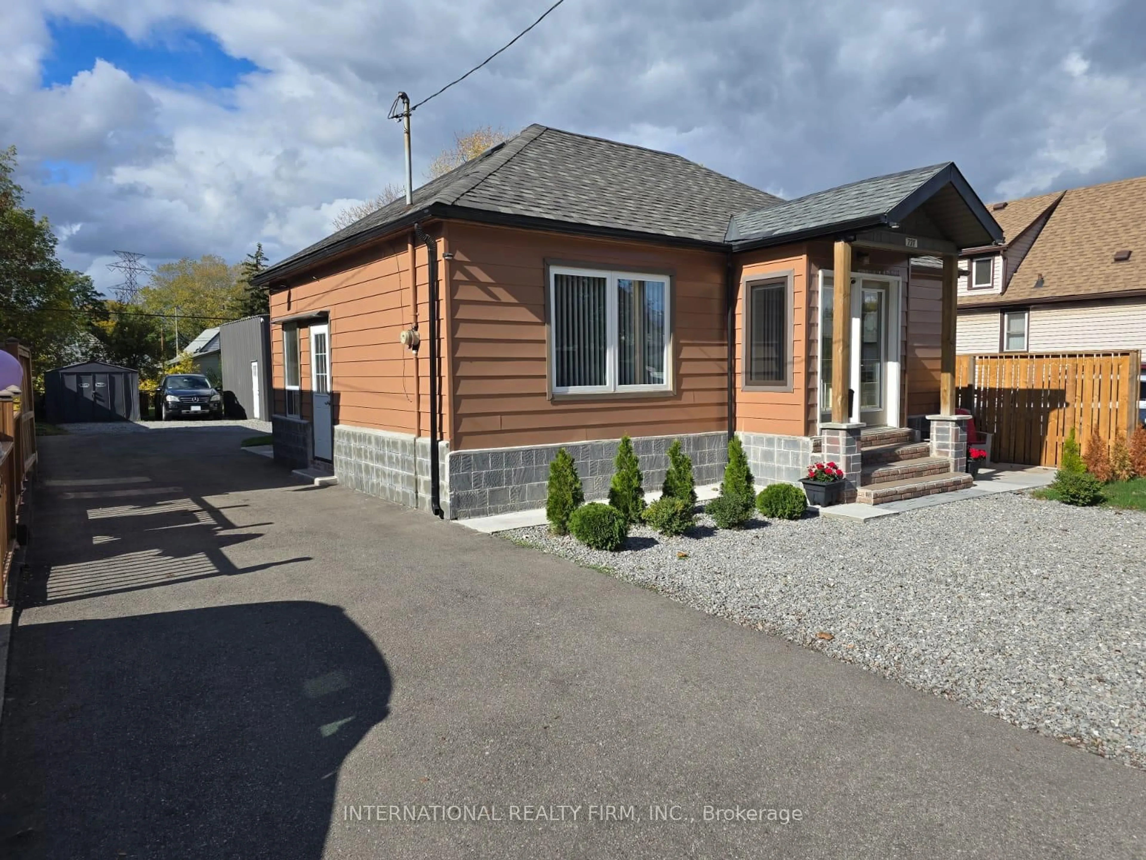 A pic from outside/outdoor area/front of a property/back of a property/a pic from drone, street for 731 Knox Ave, Hamilton Ontario L8H 6K7