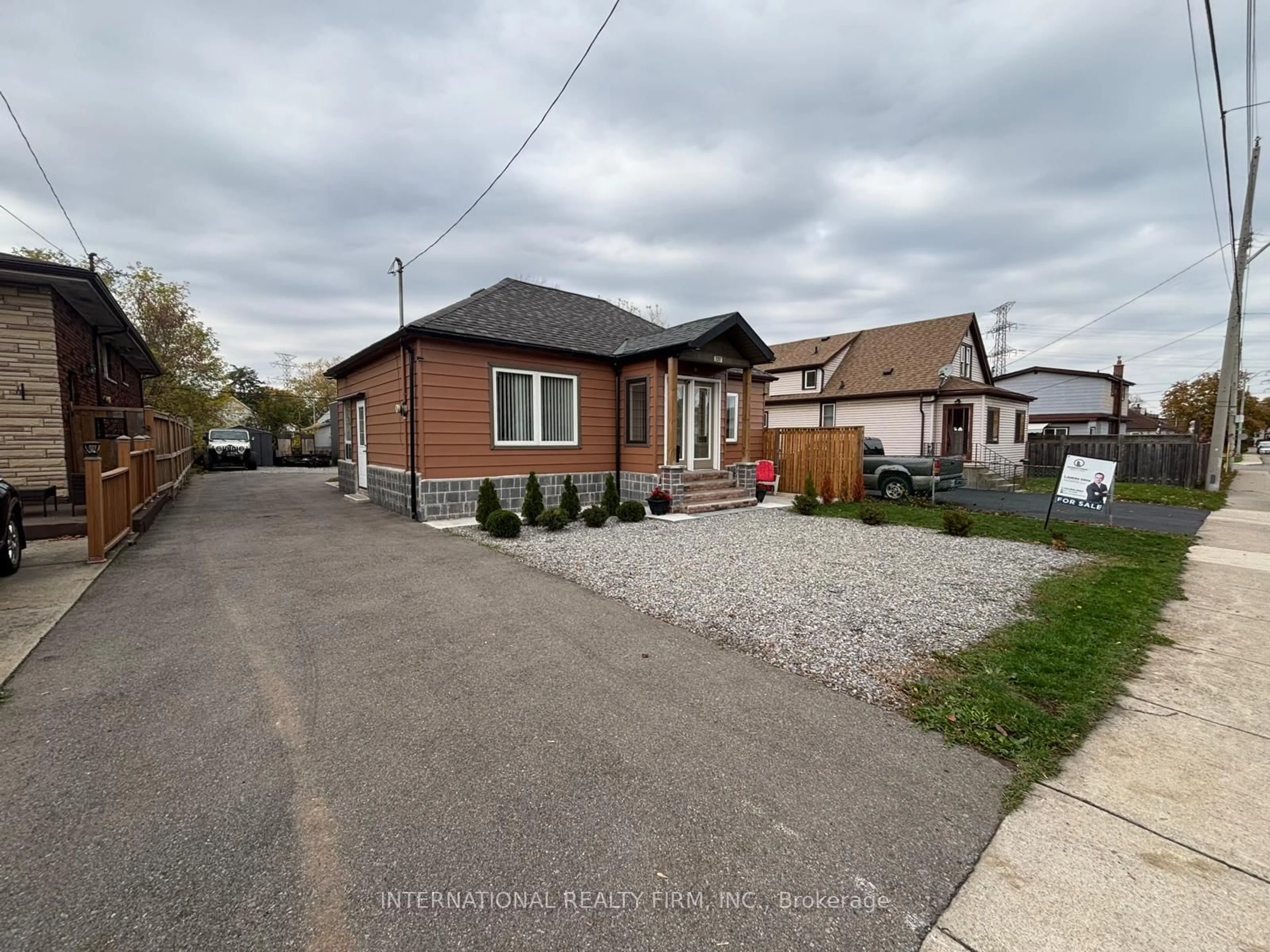 A pic from outside/outdoor area/front of a property/back of a property/a pic from drone, street for 731 Knox Ave, Hamilton Ontario L8H 6K7