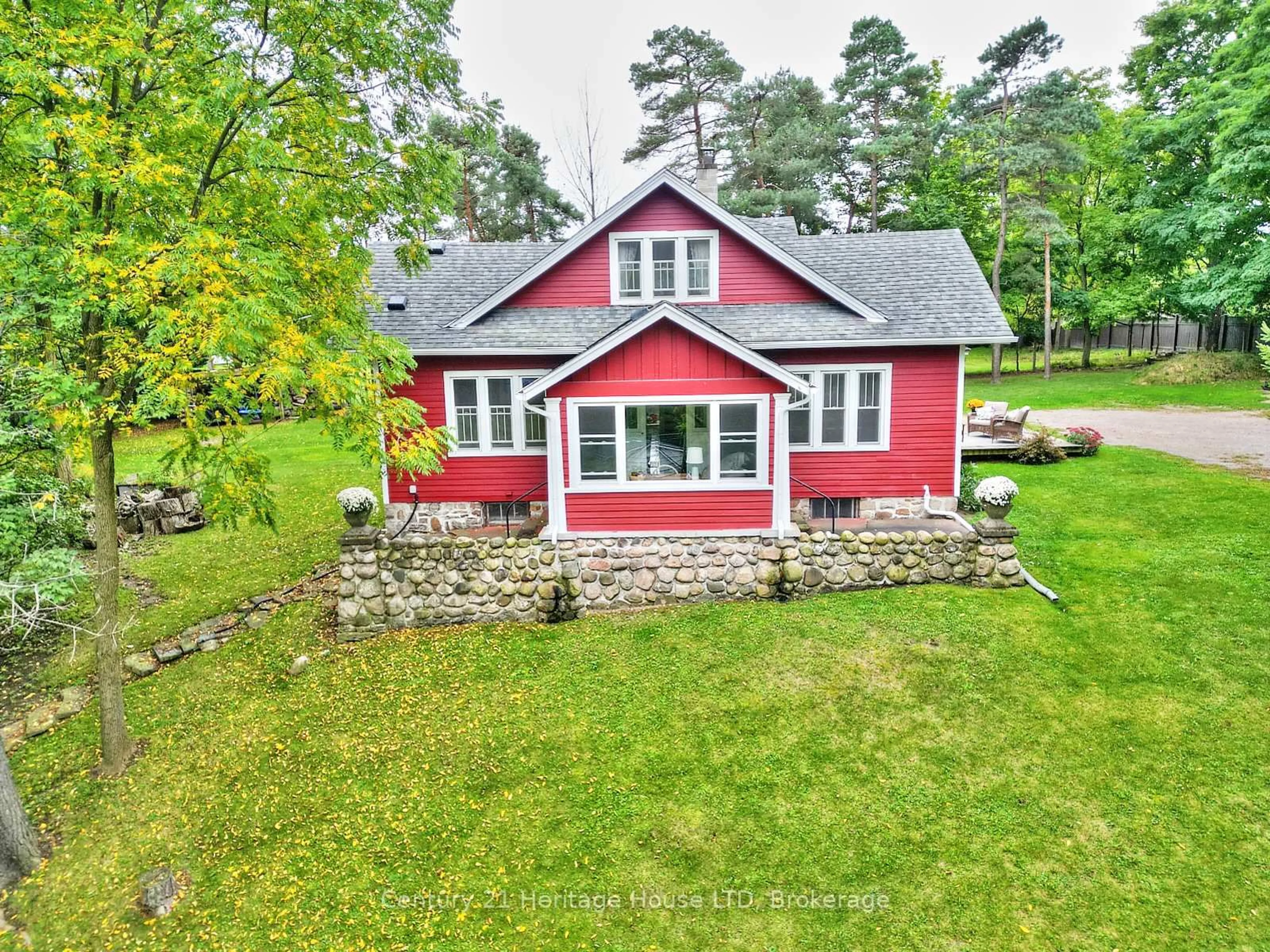 A pic from outside/outdoor area/front of a property/back of a property/a pic from drone, unknown for 3426 KING St, Lincoln Ontario L0R 2C0