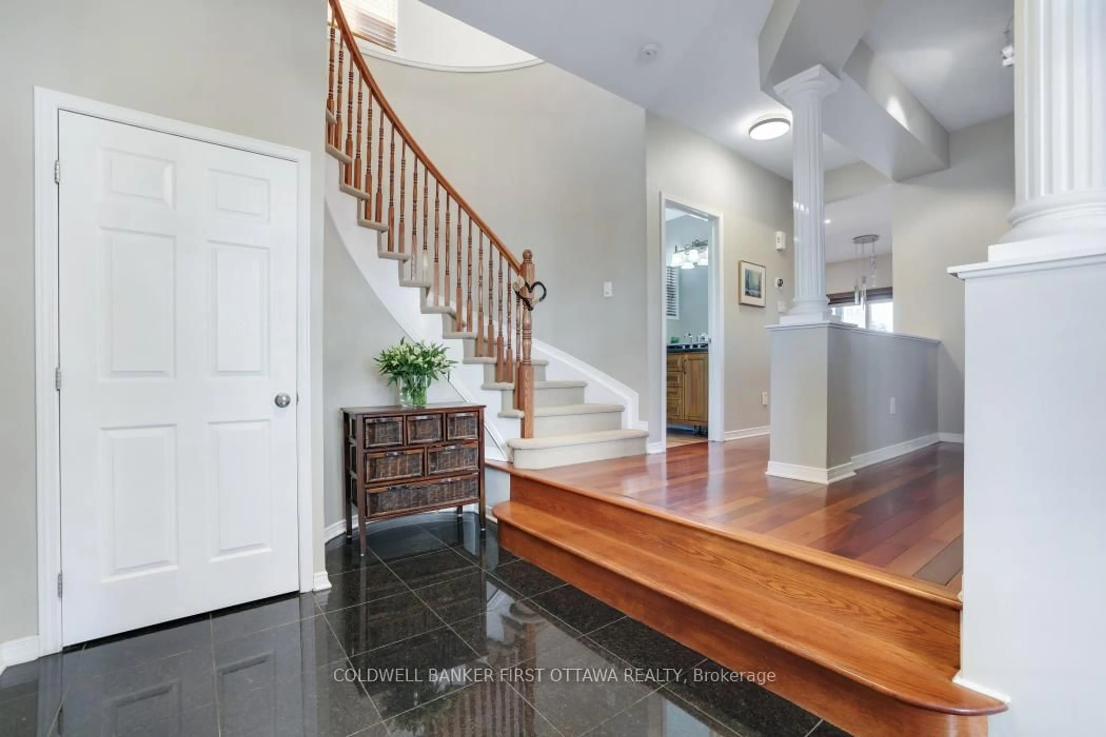 Indoor entryway for 104 Streamside Cres, Ottawa Ontario K2W 0A9