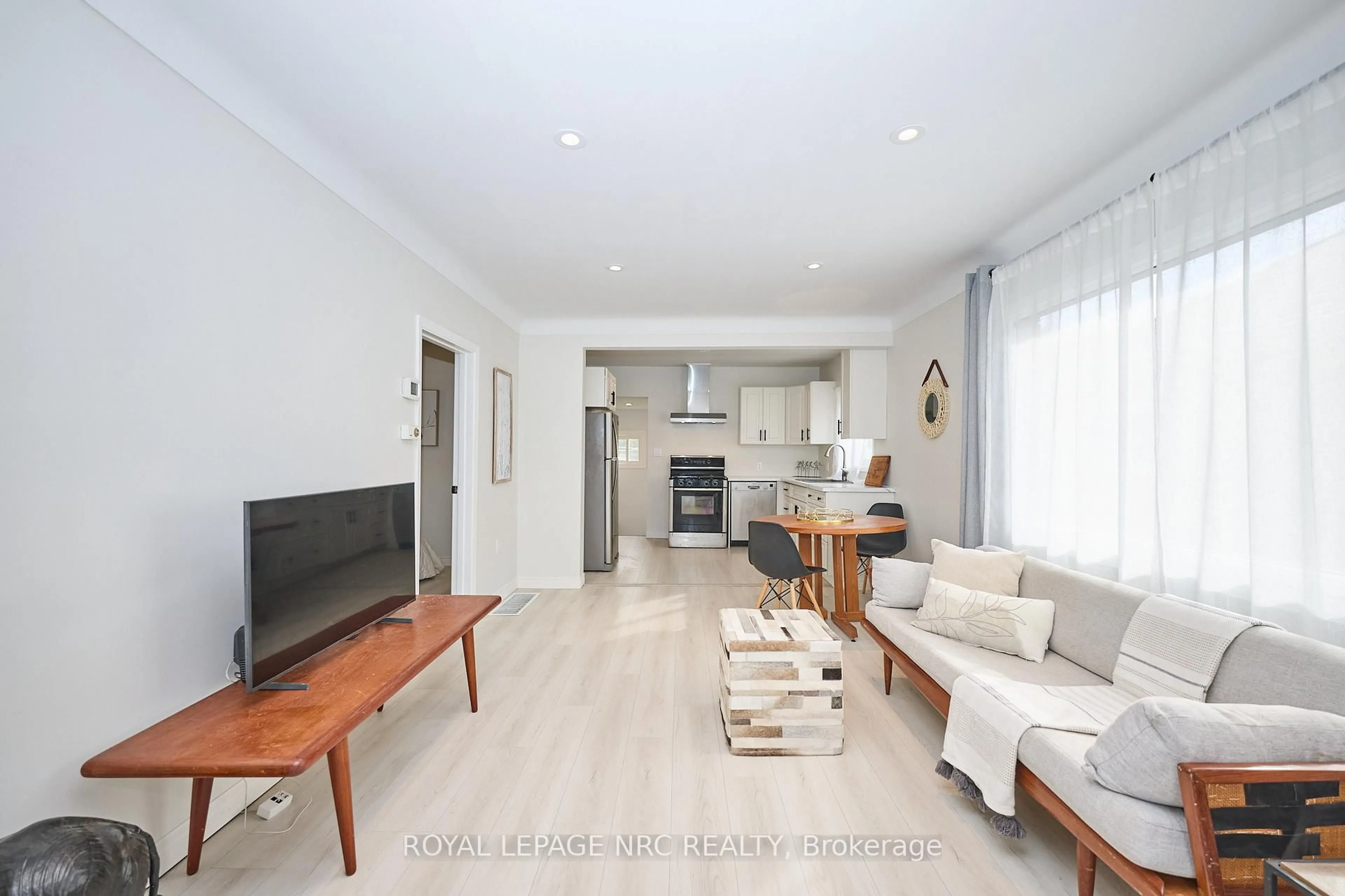 Living room with furniture, wood/laminate floor for 10 Fairburn Ave, St. Catharines Ontario L2T 1B2