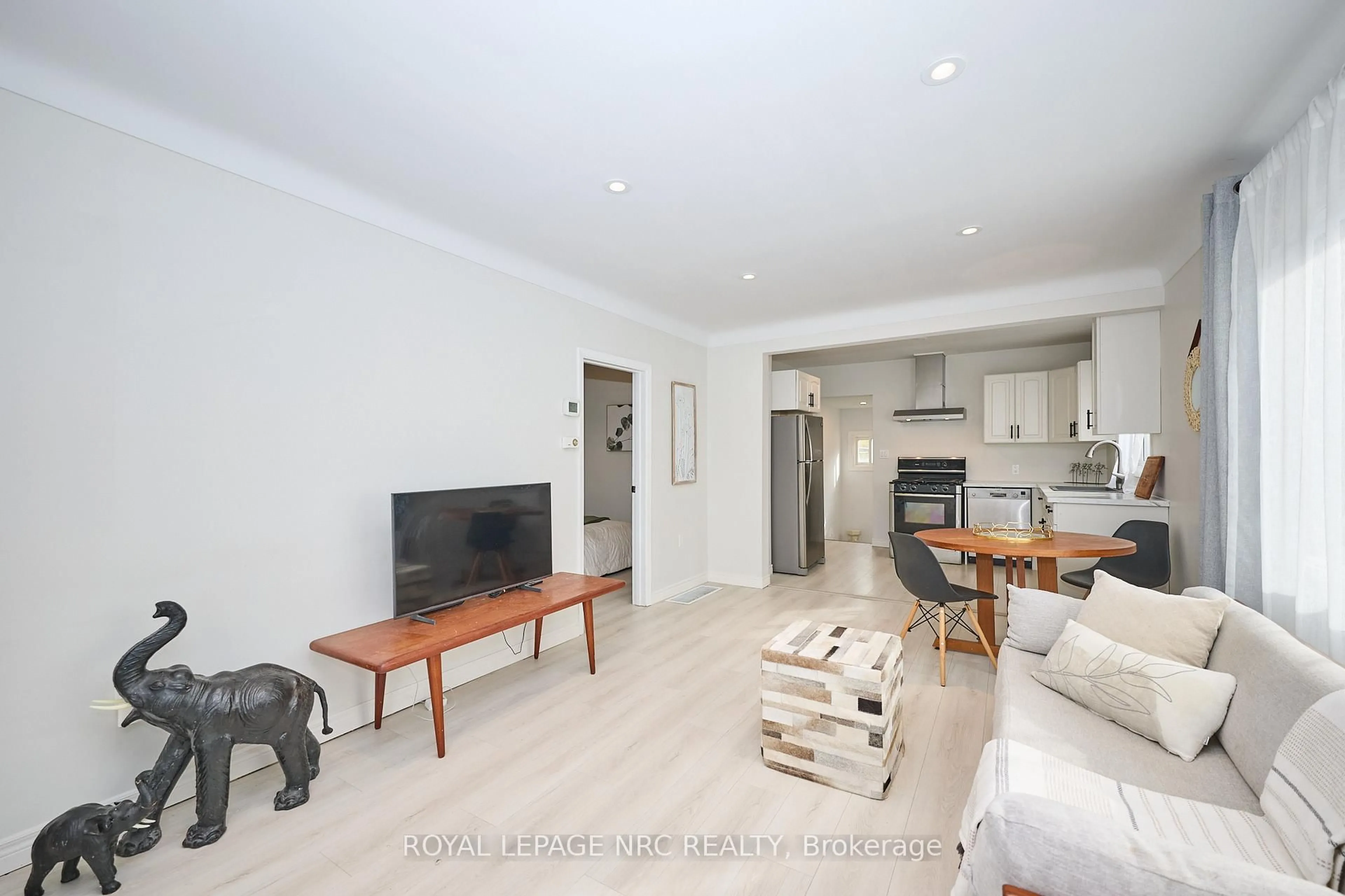 Living room with furniture, wood/laminate floor for 10 Fairburn Ave, St. Catharines Ontario L2T 1B2