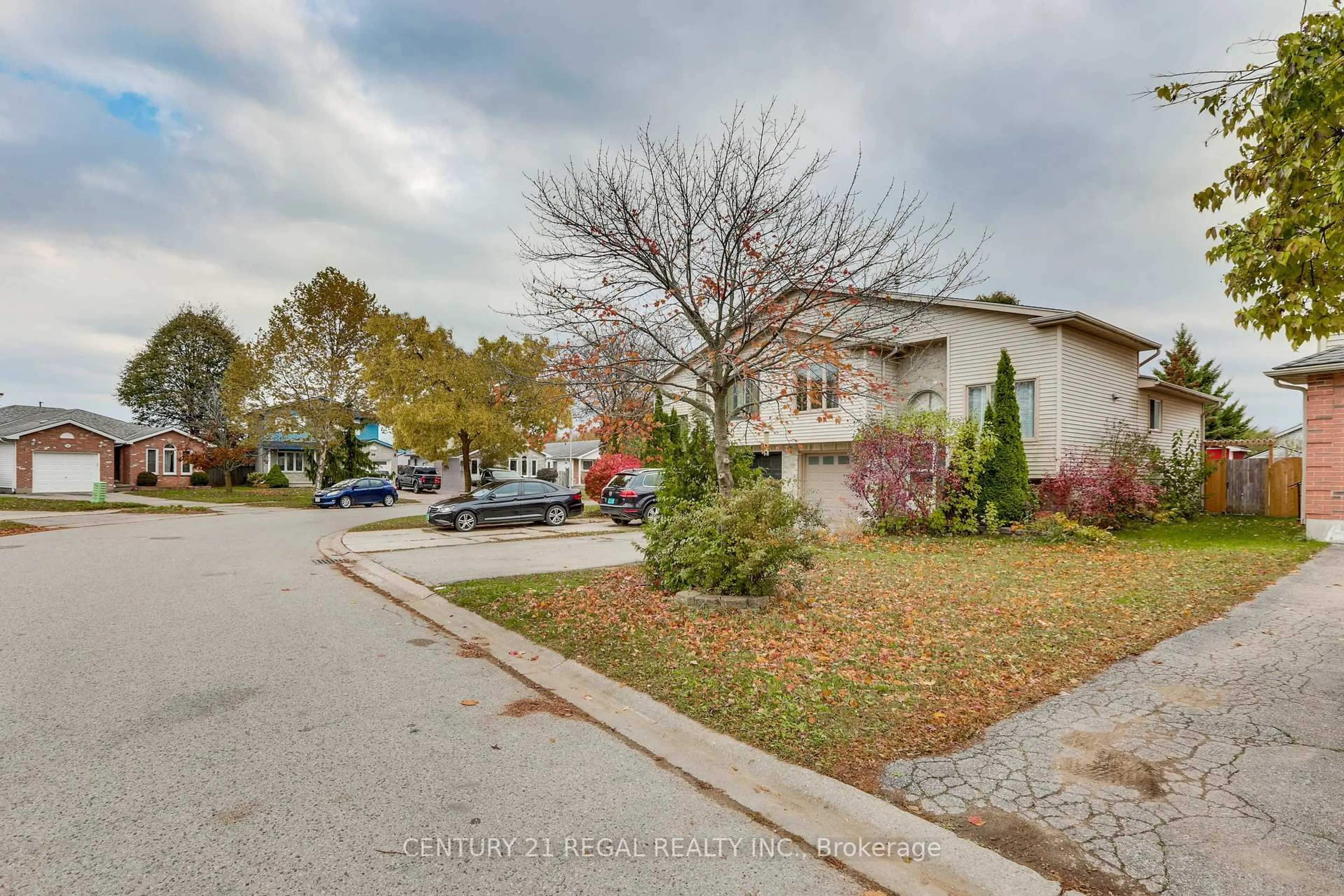 A pic from outside/outdoor area/front of a property/back of a property/a pic from drone, street for 79 SUNRISE Cres, London East Ontario N5V 4V8
