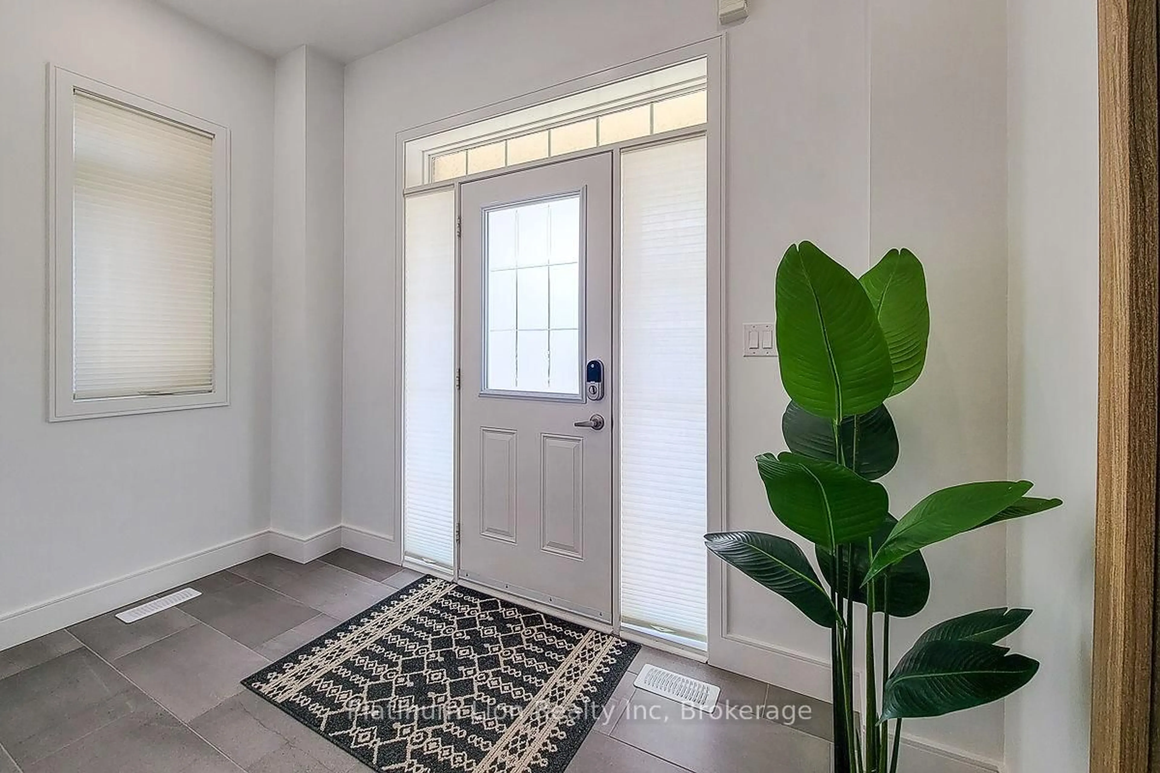 Indoor entryway for 87 Mcknight Ave, Hamilton Ontario L8B 0T8