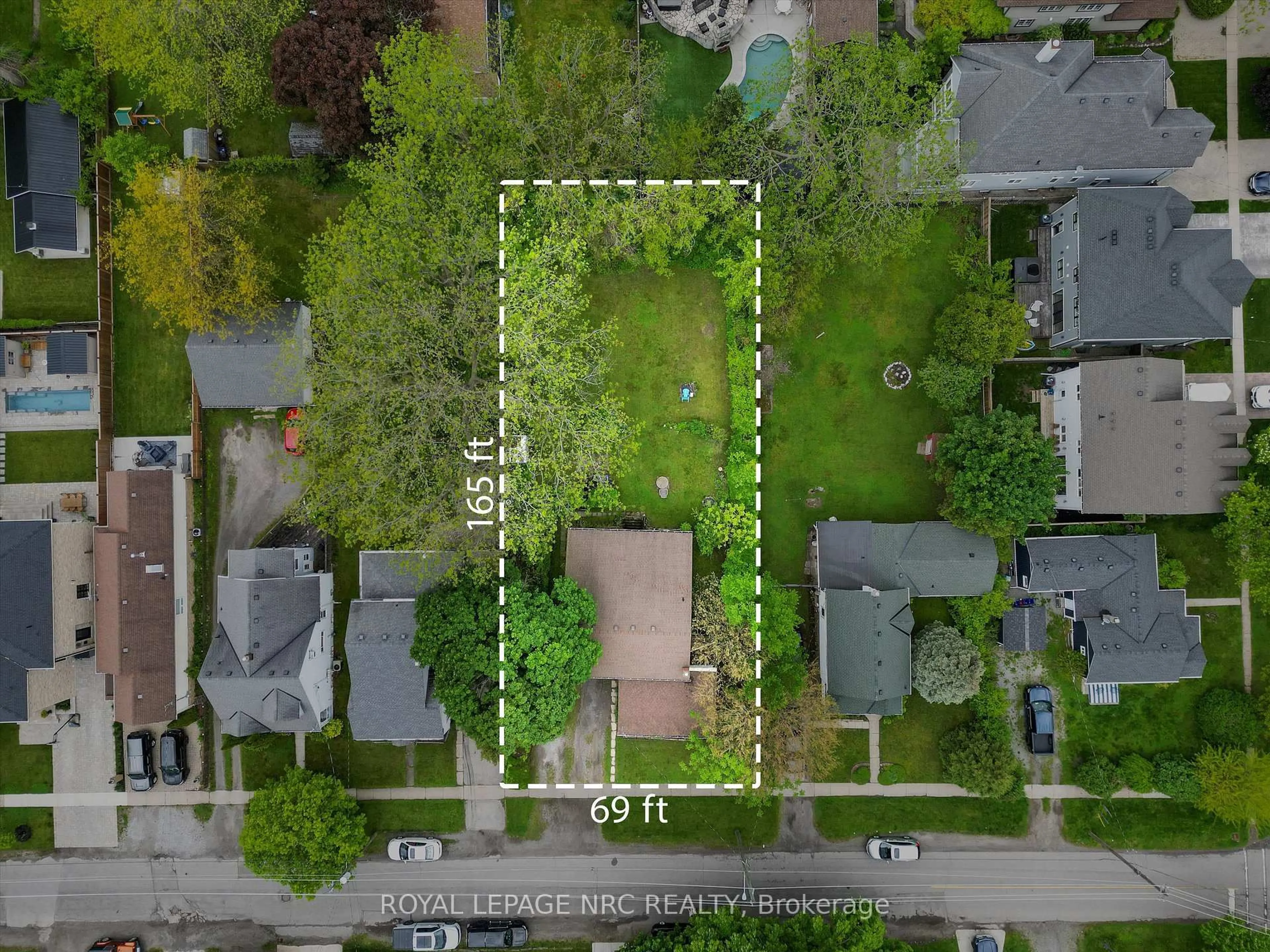 A pic from outside/outdoor area/front of a property/back of a property/a pic from drone, street for 154 Dalhousie Ave, St. Catharines Ontario L2N 4X7