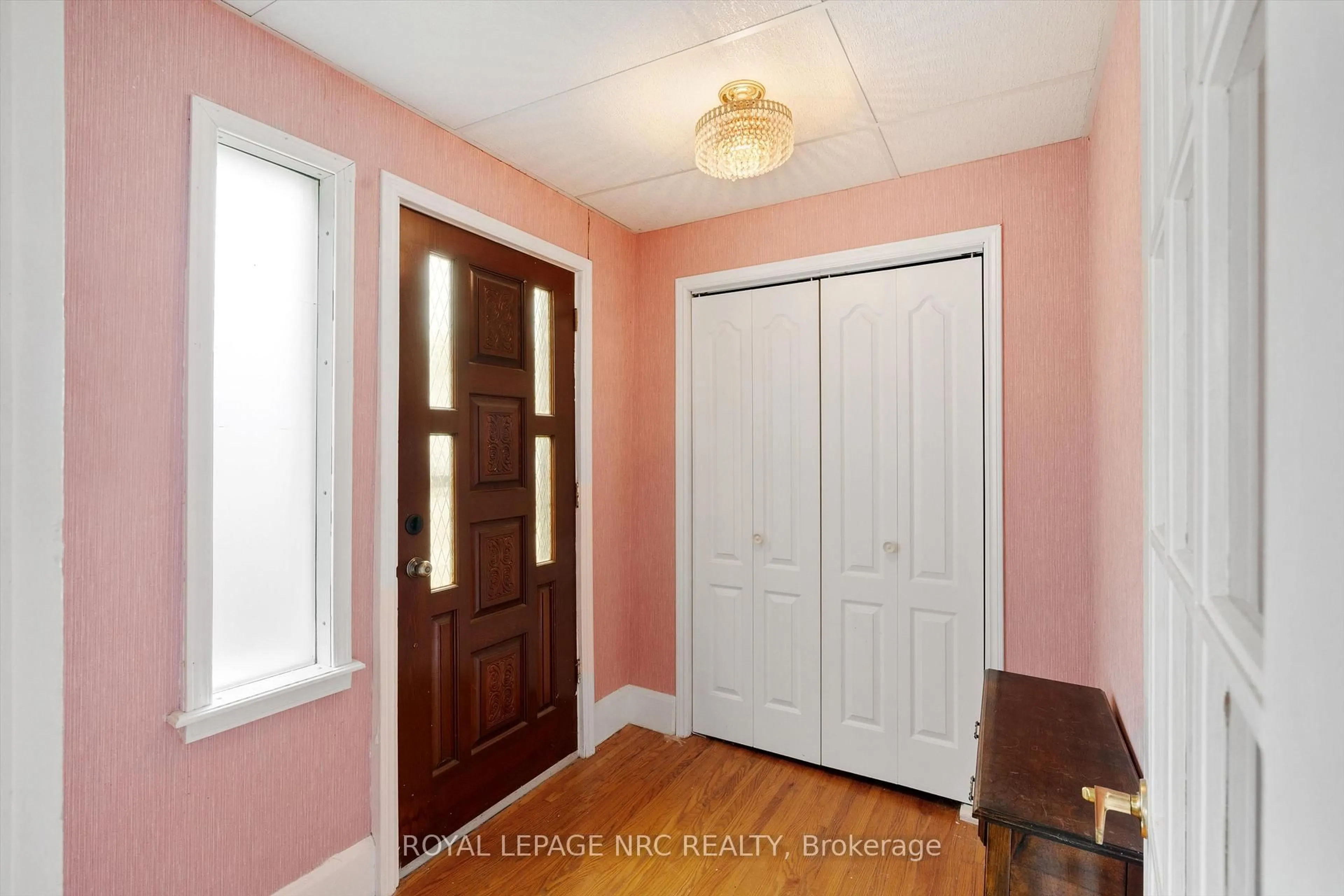 Indoor entryway for 154 Dalhousie Ave, St. Catharines Ontario L2N 4X7