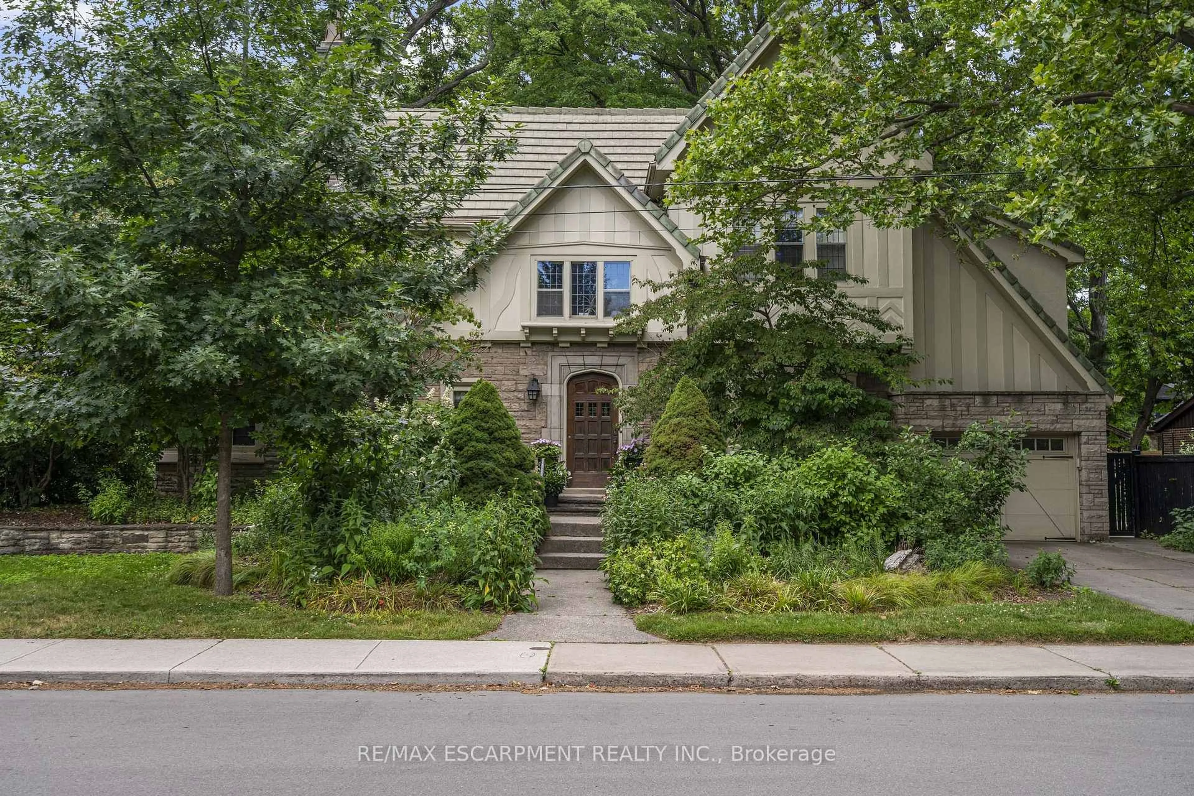 Home with brick exterior material, street for 2 Oak Knoll Dr, Hamilton Ontario L8S 4C3