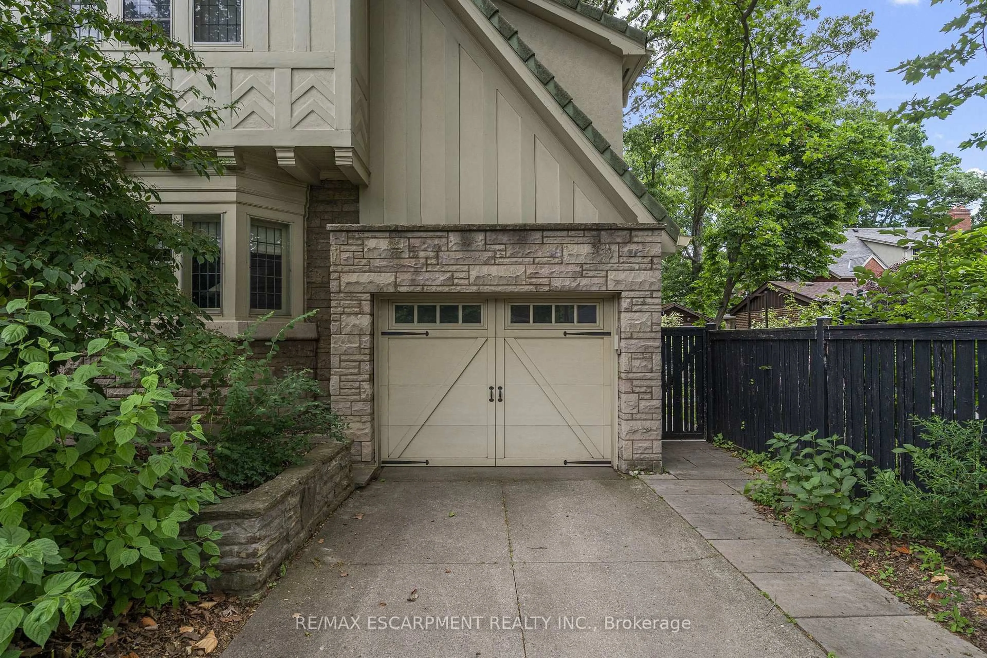 Unknown for 2 Oak Knoll Dr, Hamilton Ontario L8S 4C3