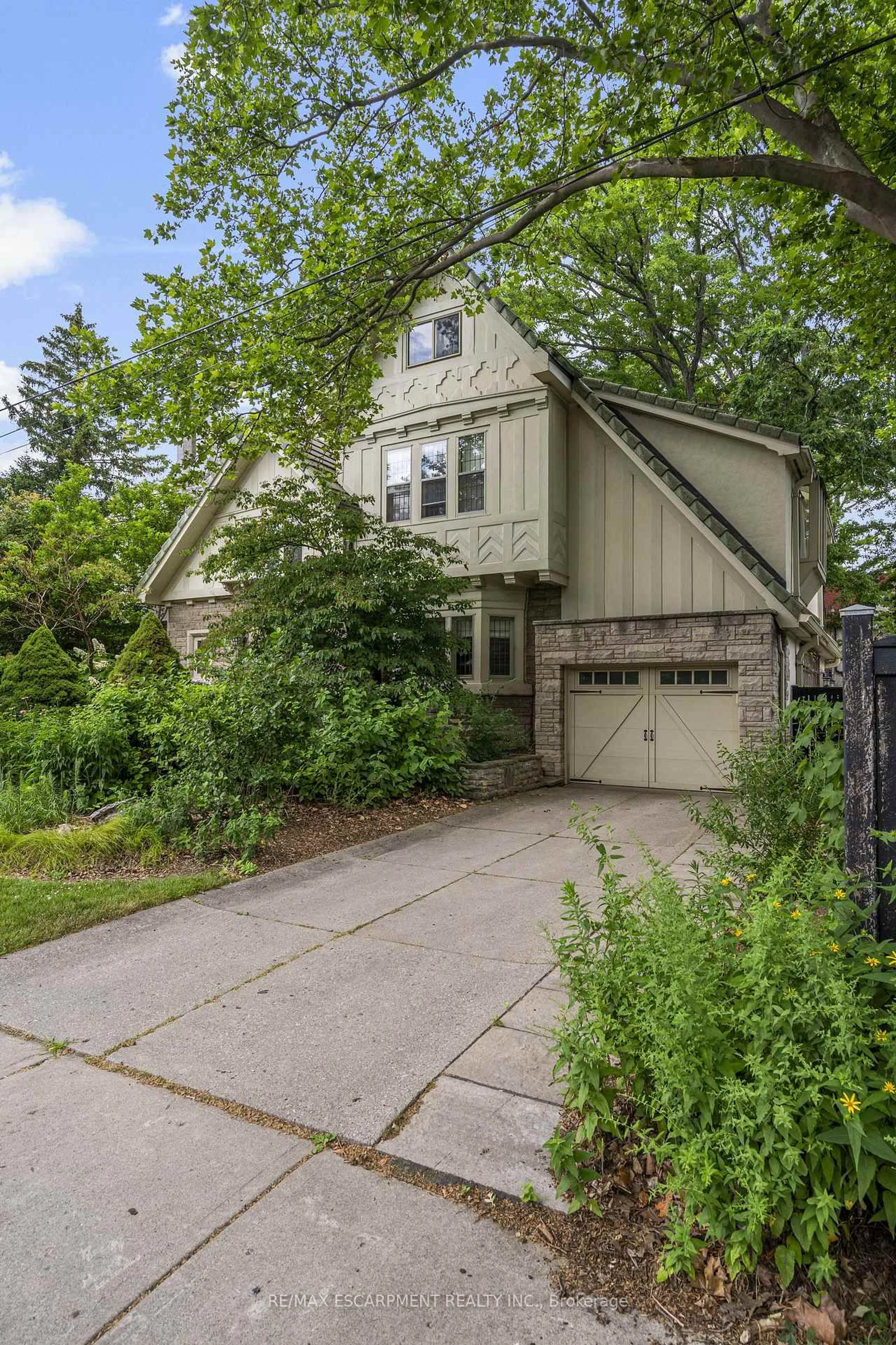 Home with vinyl exterior material, street for 2 Oak Knoll Dr, Hamilton Ontario L8S 4C3