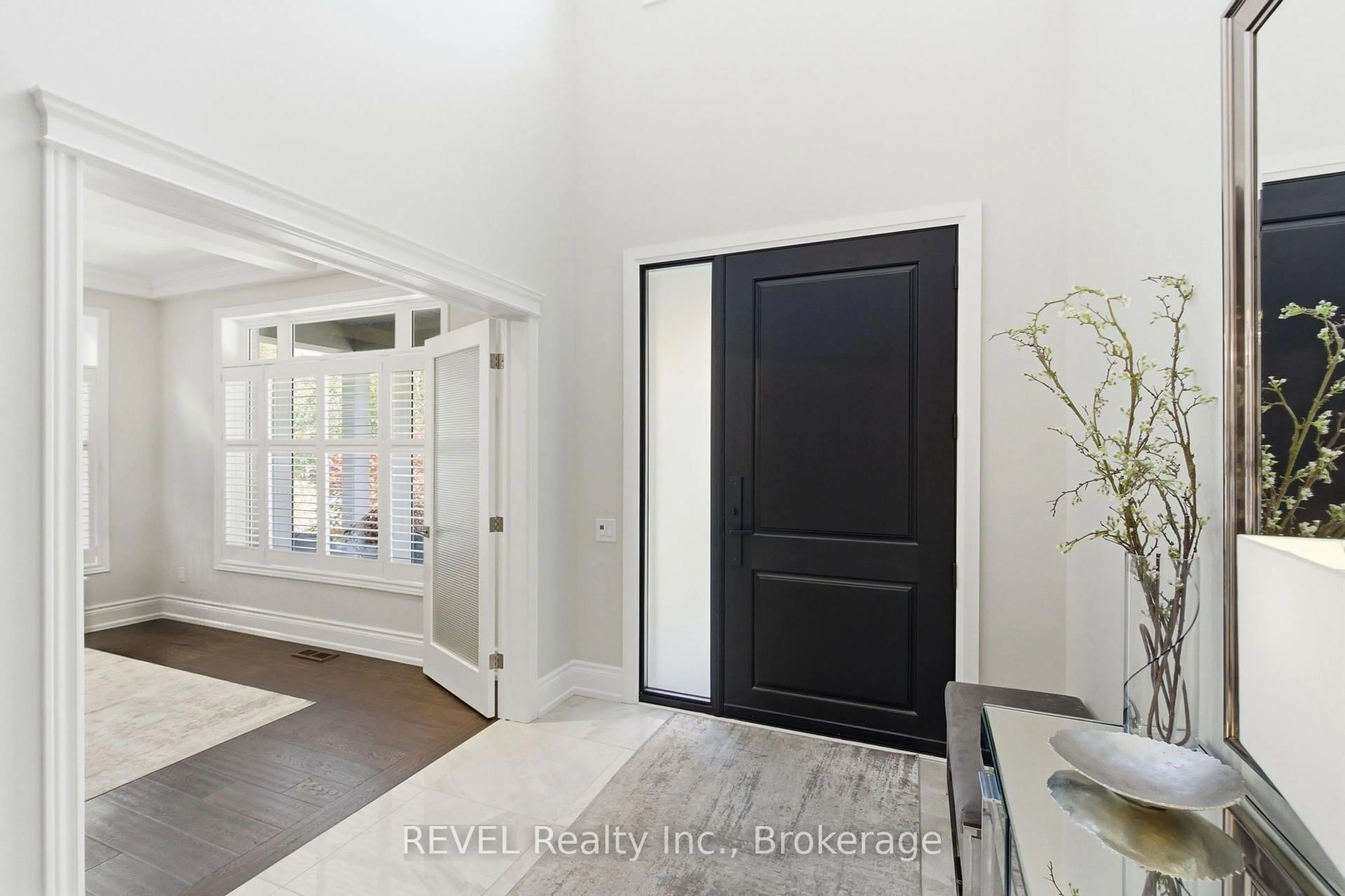 Indoor entryway for 380 Pelham Rd, St. Catharines Ontario L2S 0A2