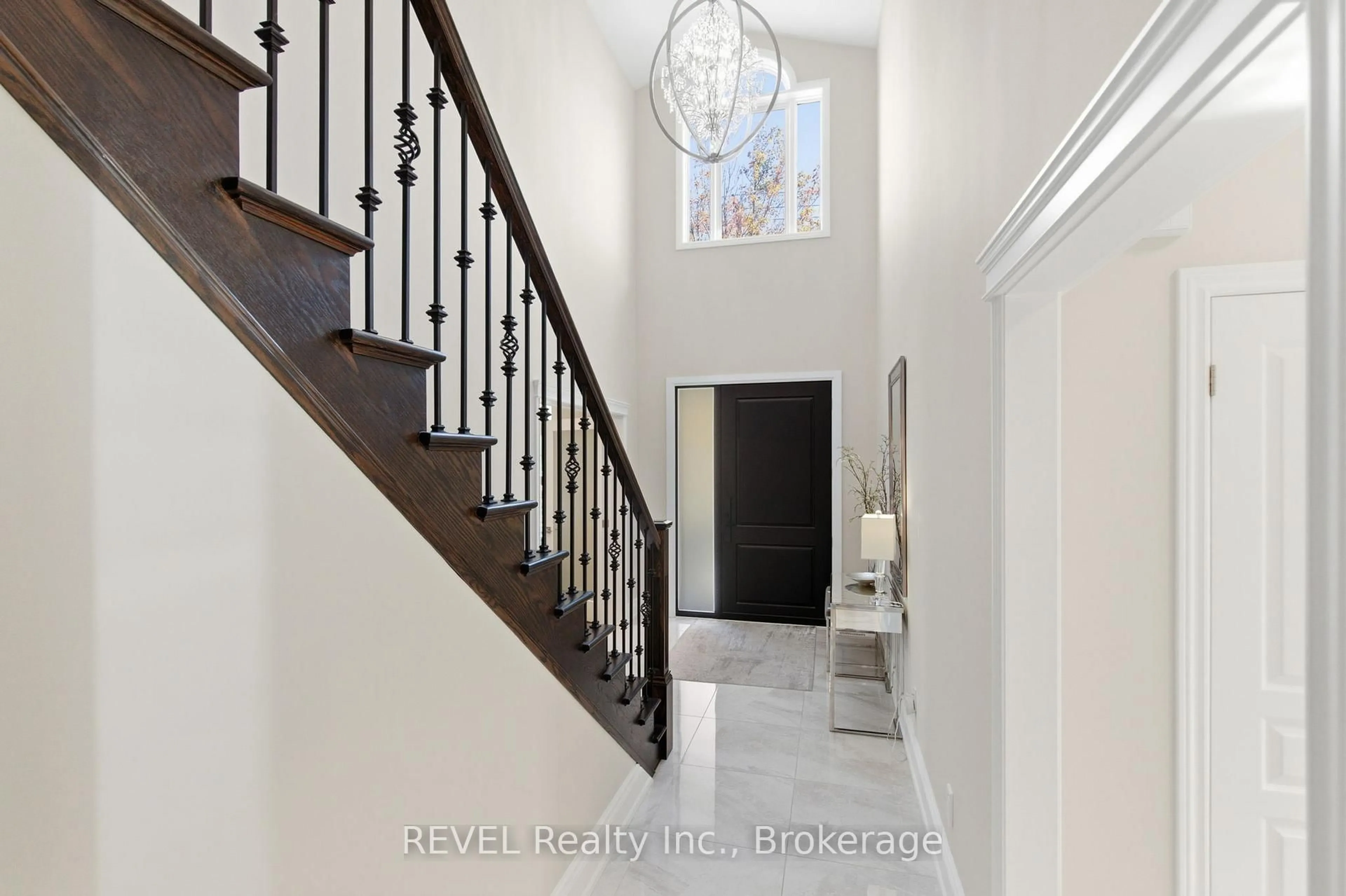 Indoor foyer for 380 Pelham Rd, St. Catharines Ontario L2S 0A2