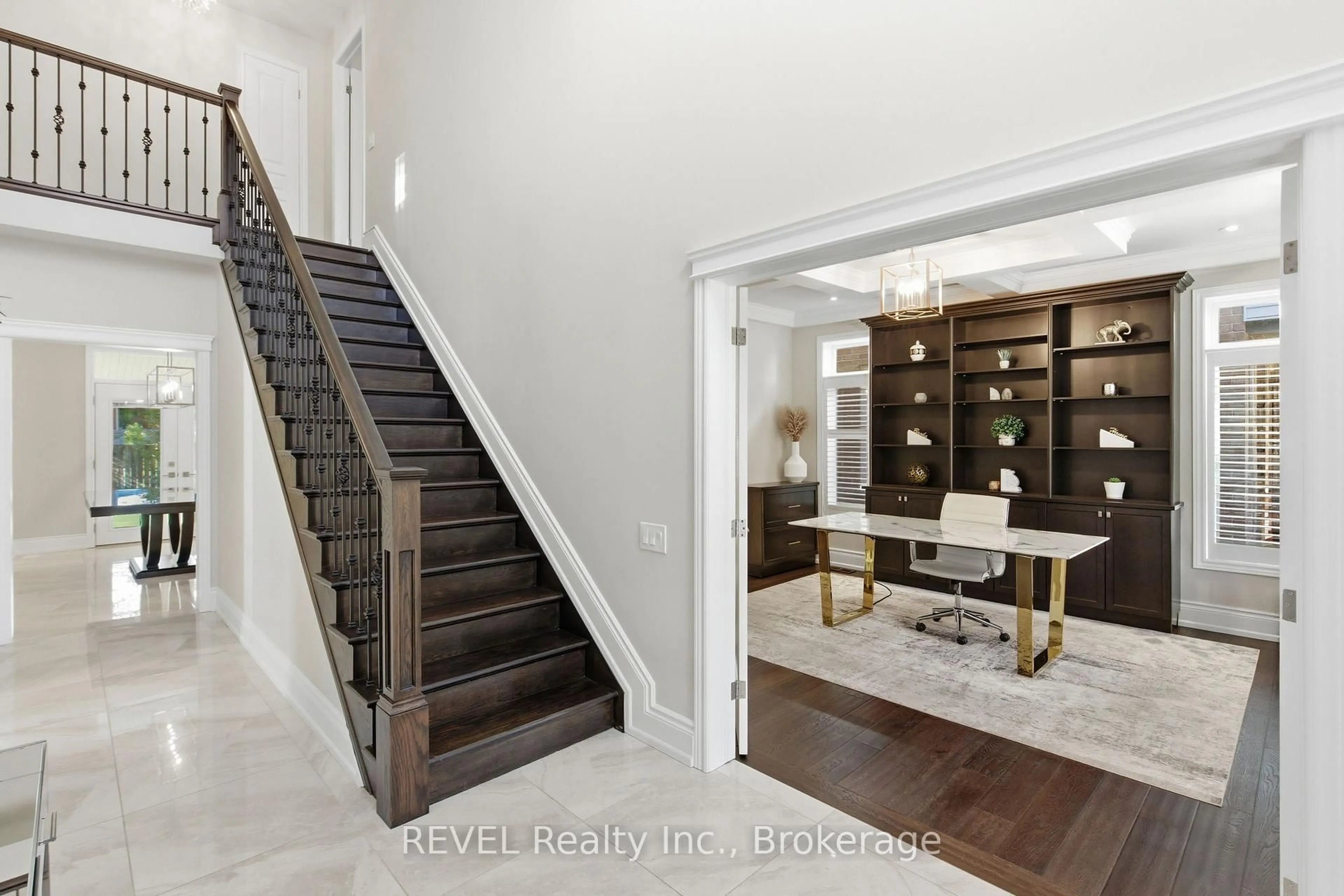 Indoor entryway for 380 Pelham Rd, St. Catharines Ontario L2S 0A2