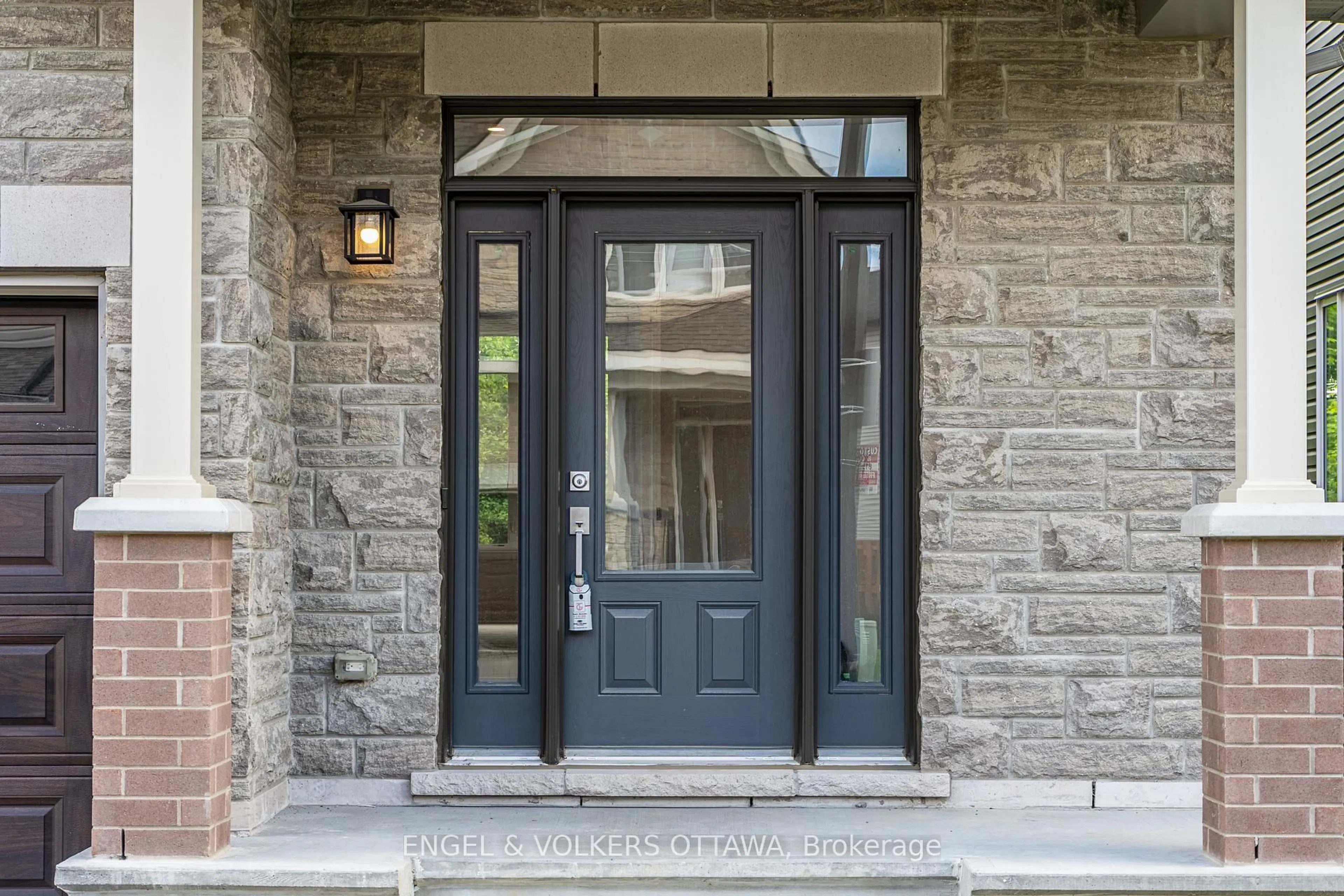 Indoor entryway for 325 Elsie Macgill Walk, Kanata Ontario K2W 0K7