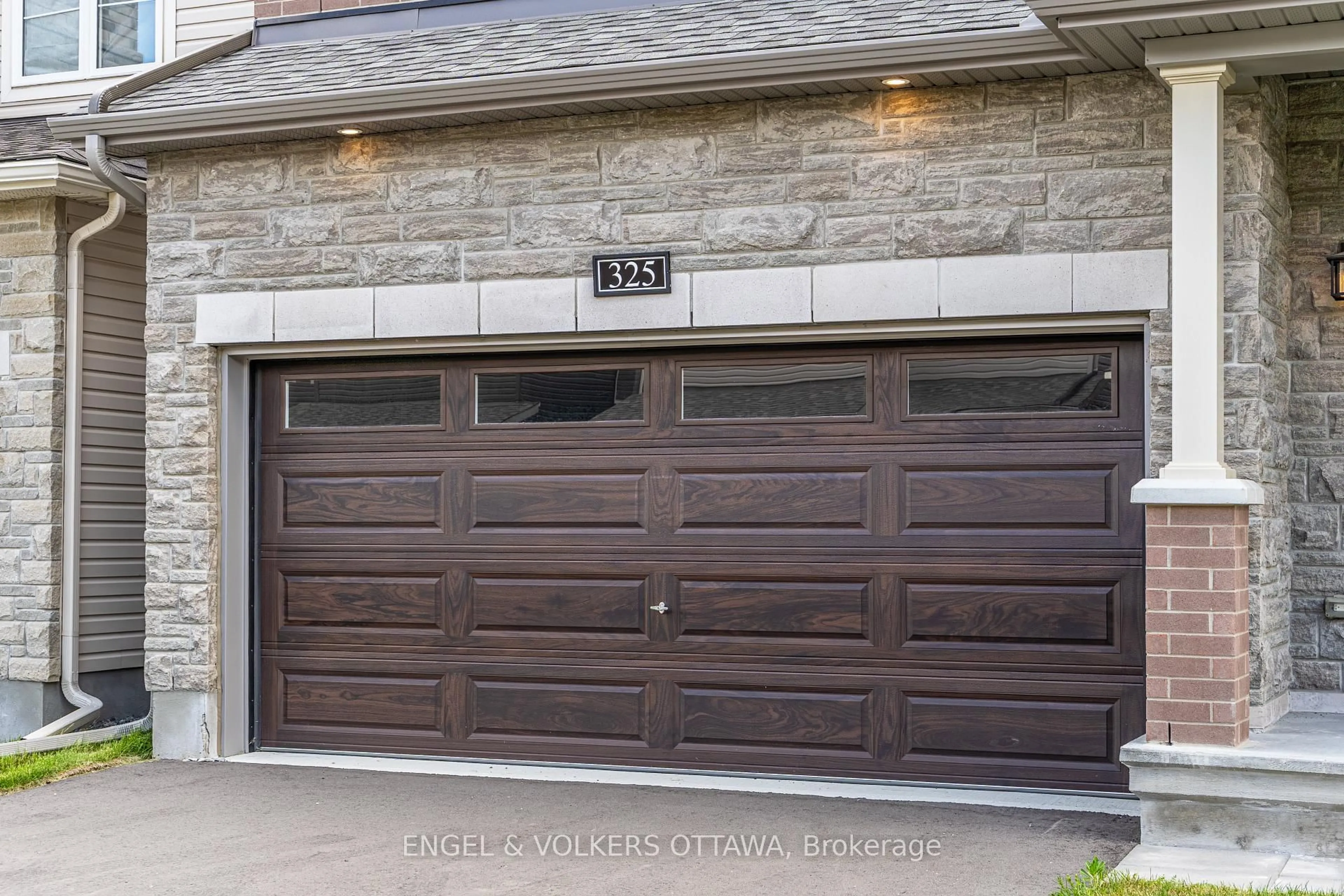 Indoor garage for 325 Elsie Macgill Walk, Kanata Ontario K2W 0K7