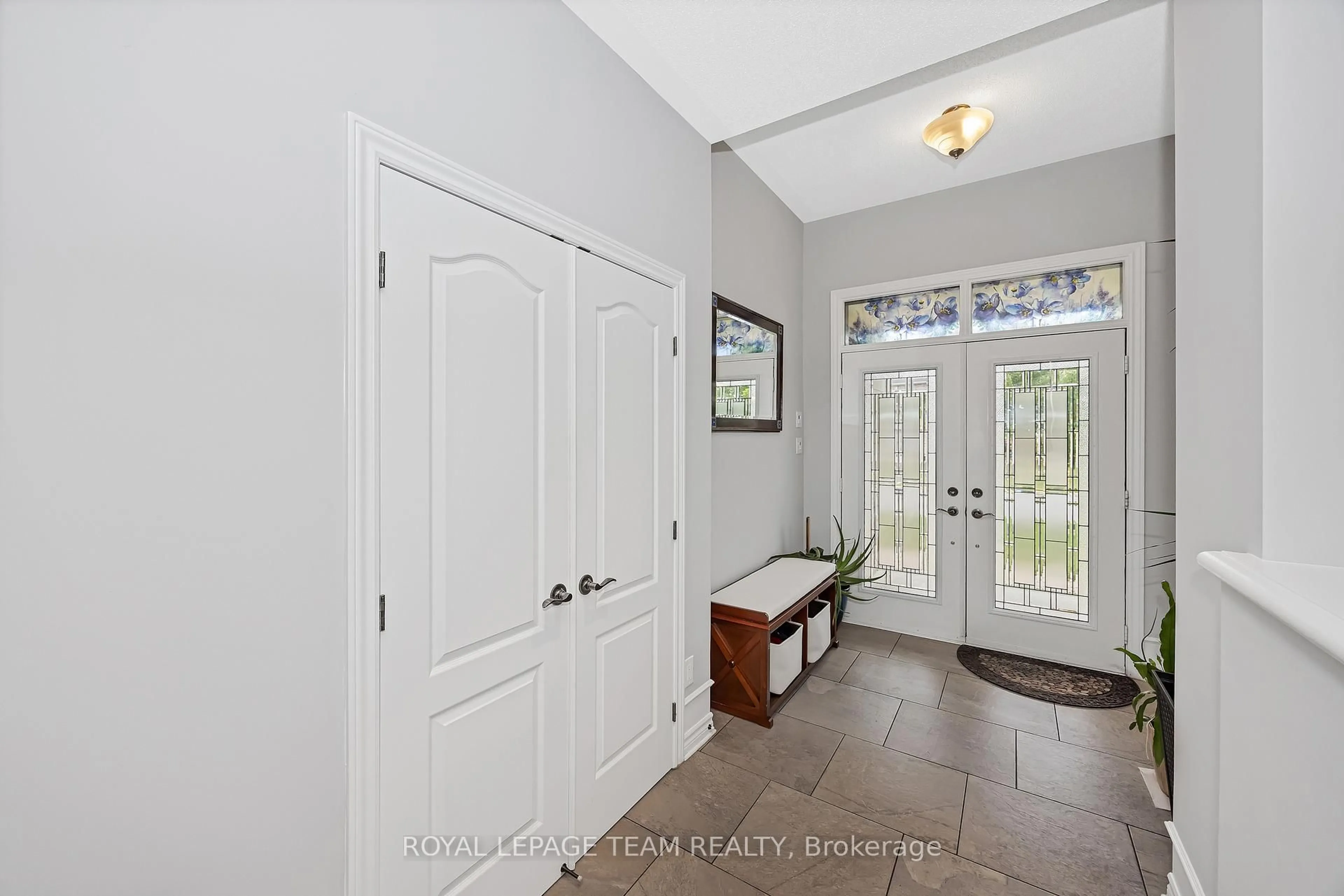 Indoor entryway for 51 Bridle Crest Crt, Ottawa Ontario K2M 0H5