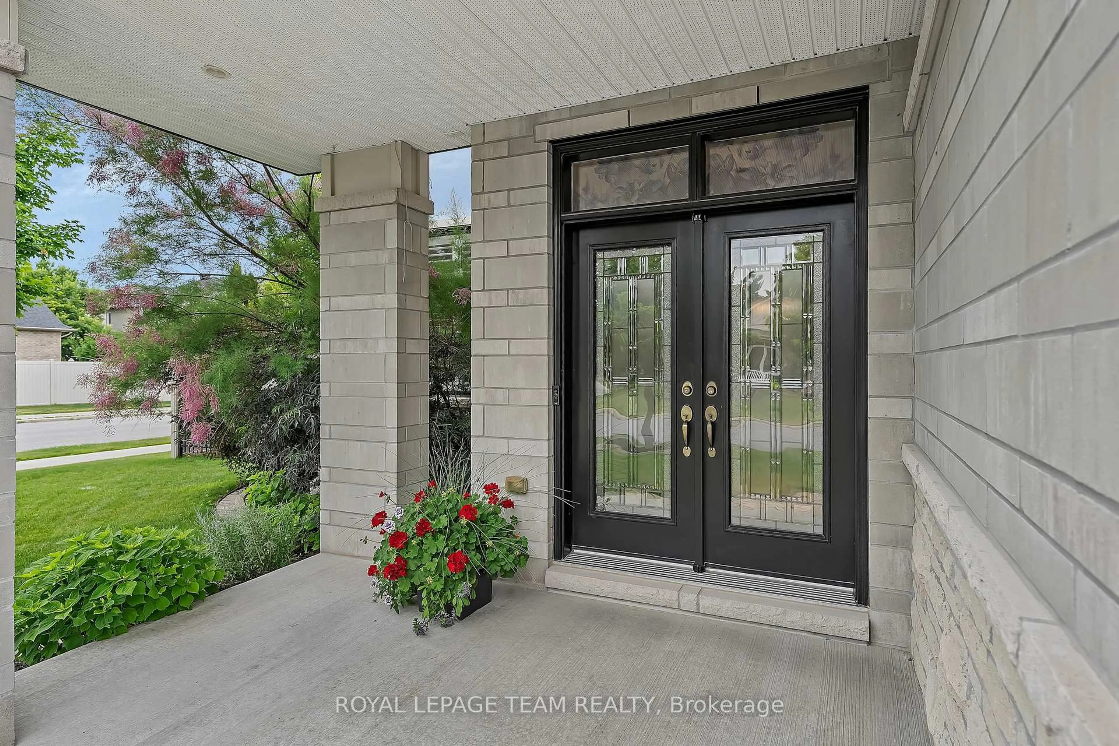 Indoor entryway for 51 Bridle Crest Crt, Ottawa Ontario K2M 0H5