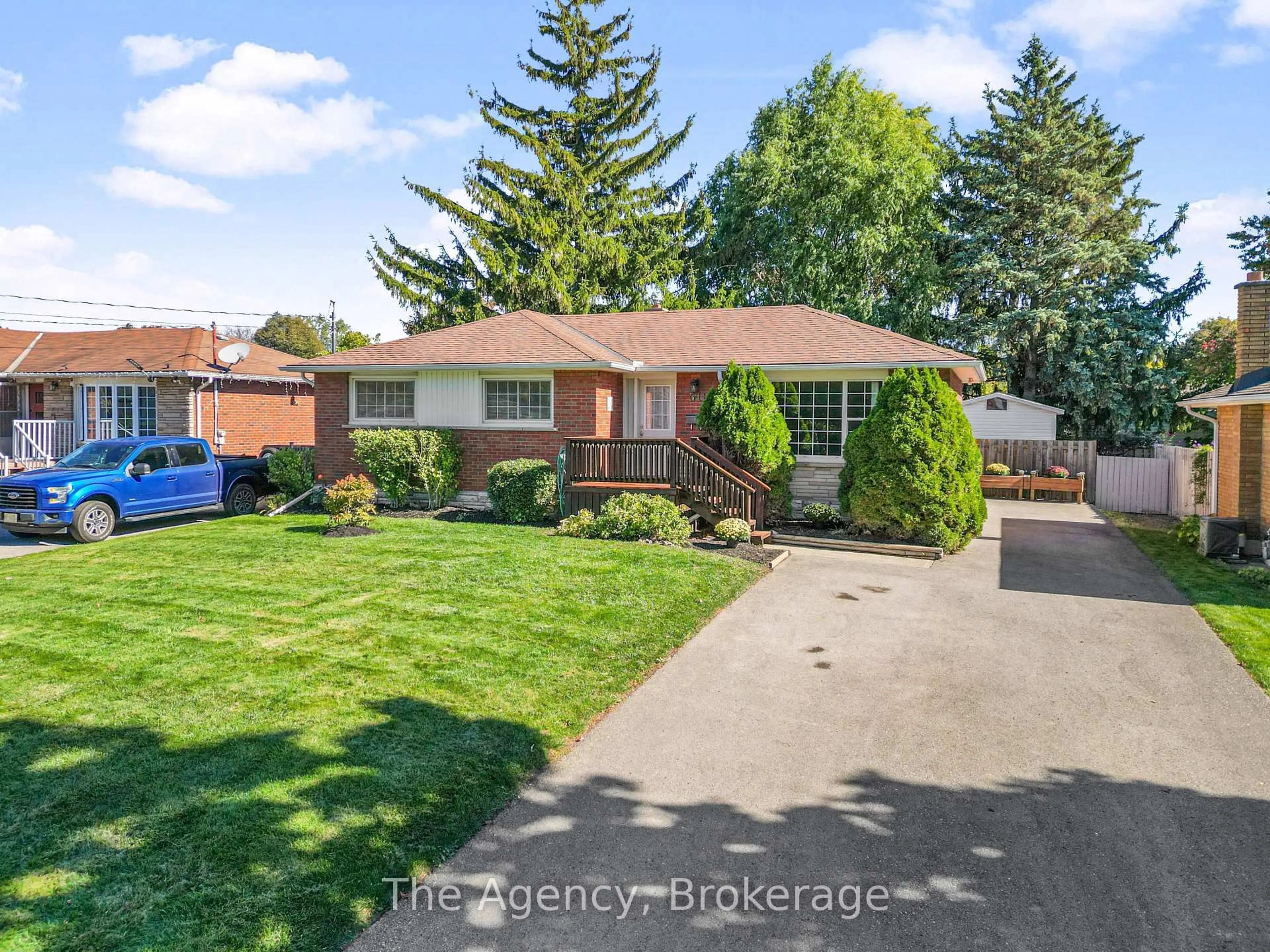 A pic from outside/outdoor area/front of a property/back of a property/a pic from drone, street for 518 Leonard Ave, Welland Ontario L3C 3A7