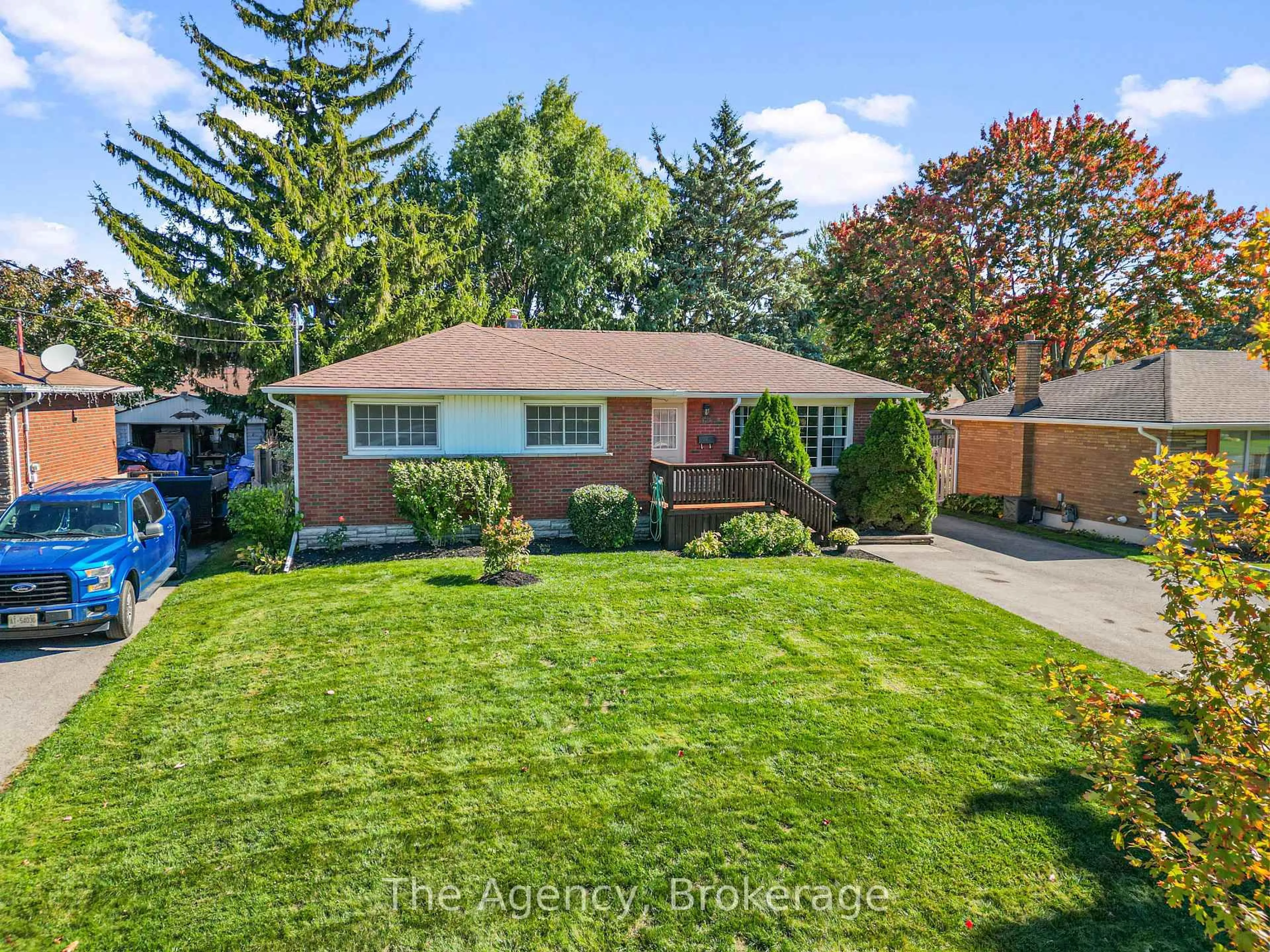 A pic from outside/outdoor area/front of a property/back of a property/a pic from drone, street for 518 Leonard Ave, Welland Ontario L3C 3A7