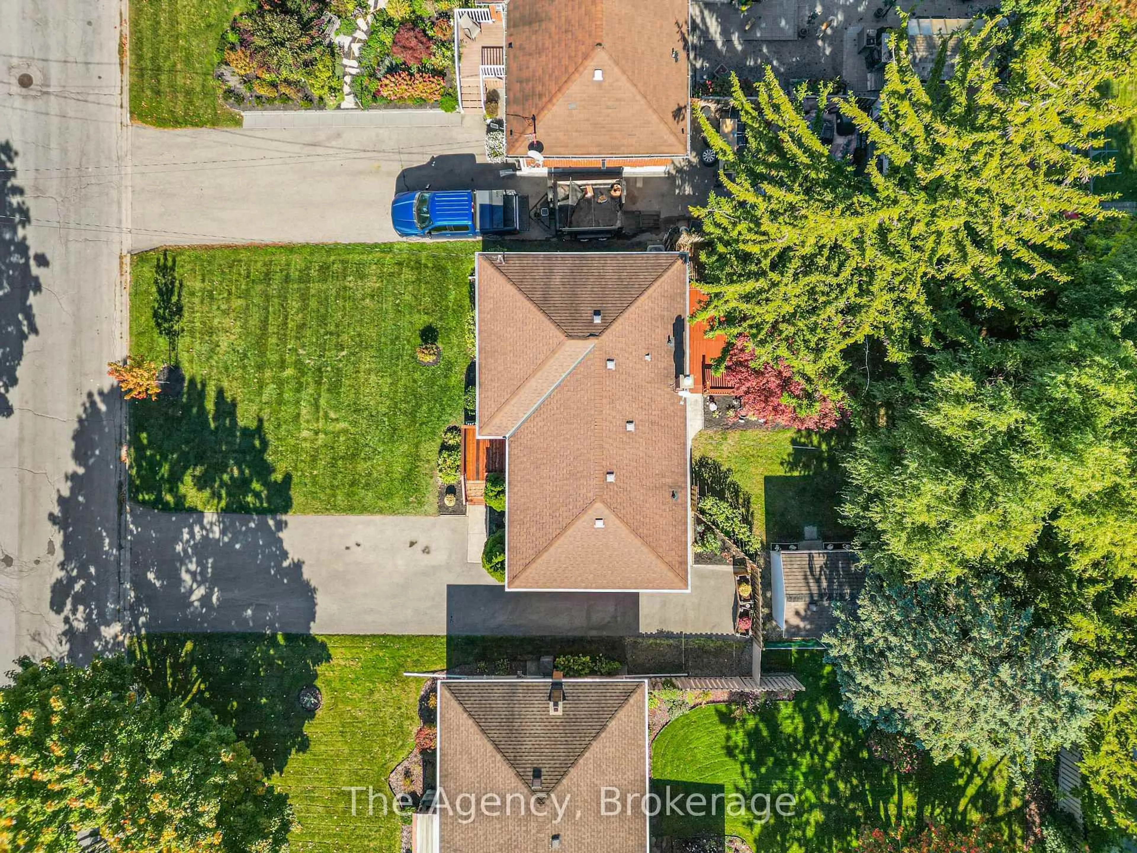 A pic from outside/outdoor area/front of a property/back of a property/a pic from drone, street for 518 Leonard Ave, Welland Ontario L3C 3A7