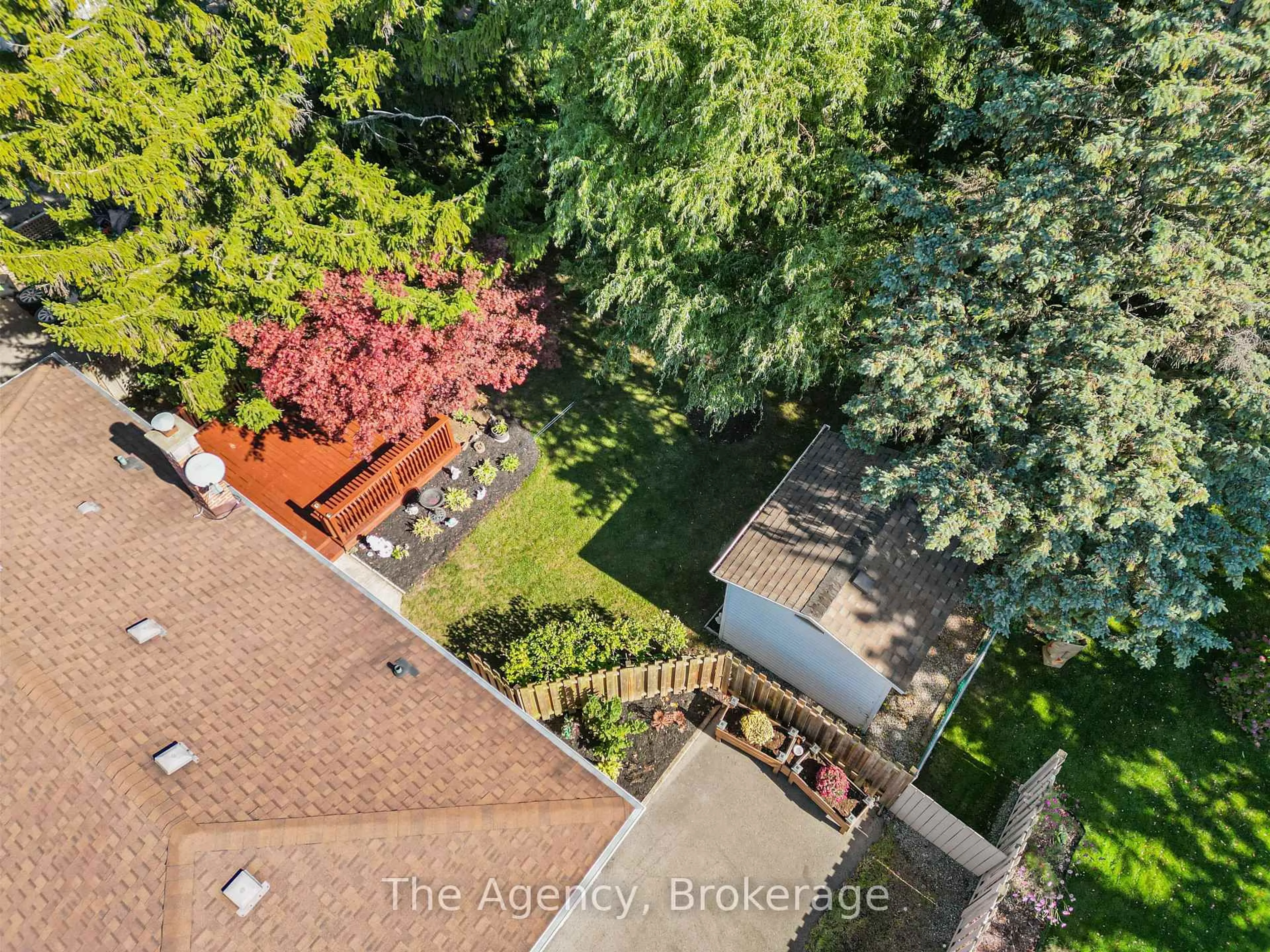 A pic from outside/outdoor area/front of a property/back of a property/a pic from drone, city buildings view from balcony for 518 Leonard Ave, Welland Ontario L3C 3A7
