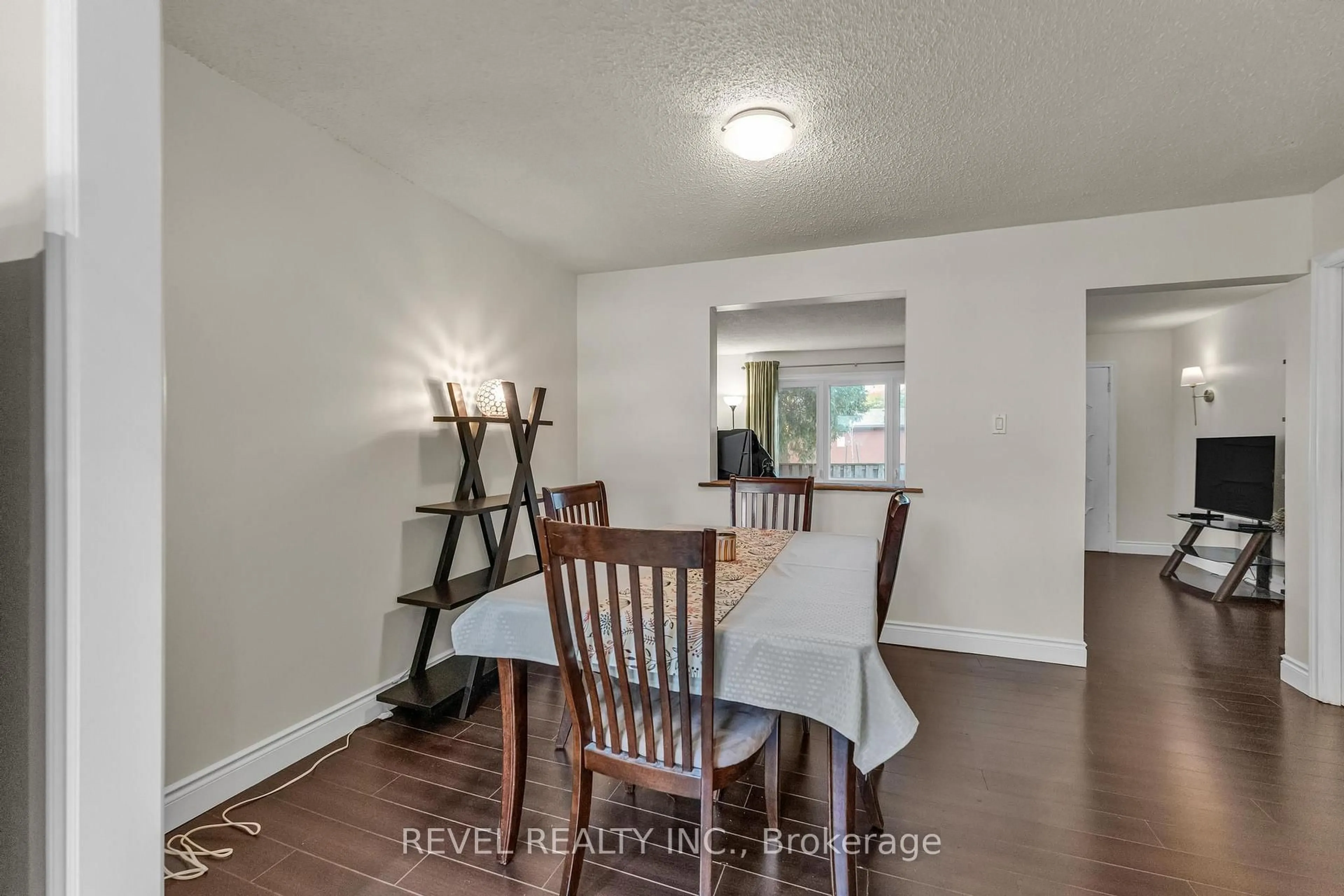 Dining room, wood/laminate floor for 10 Angus Rd #133, Hamilton Ontario L8K 6K3