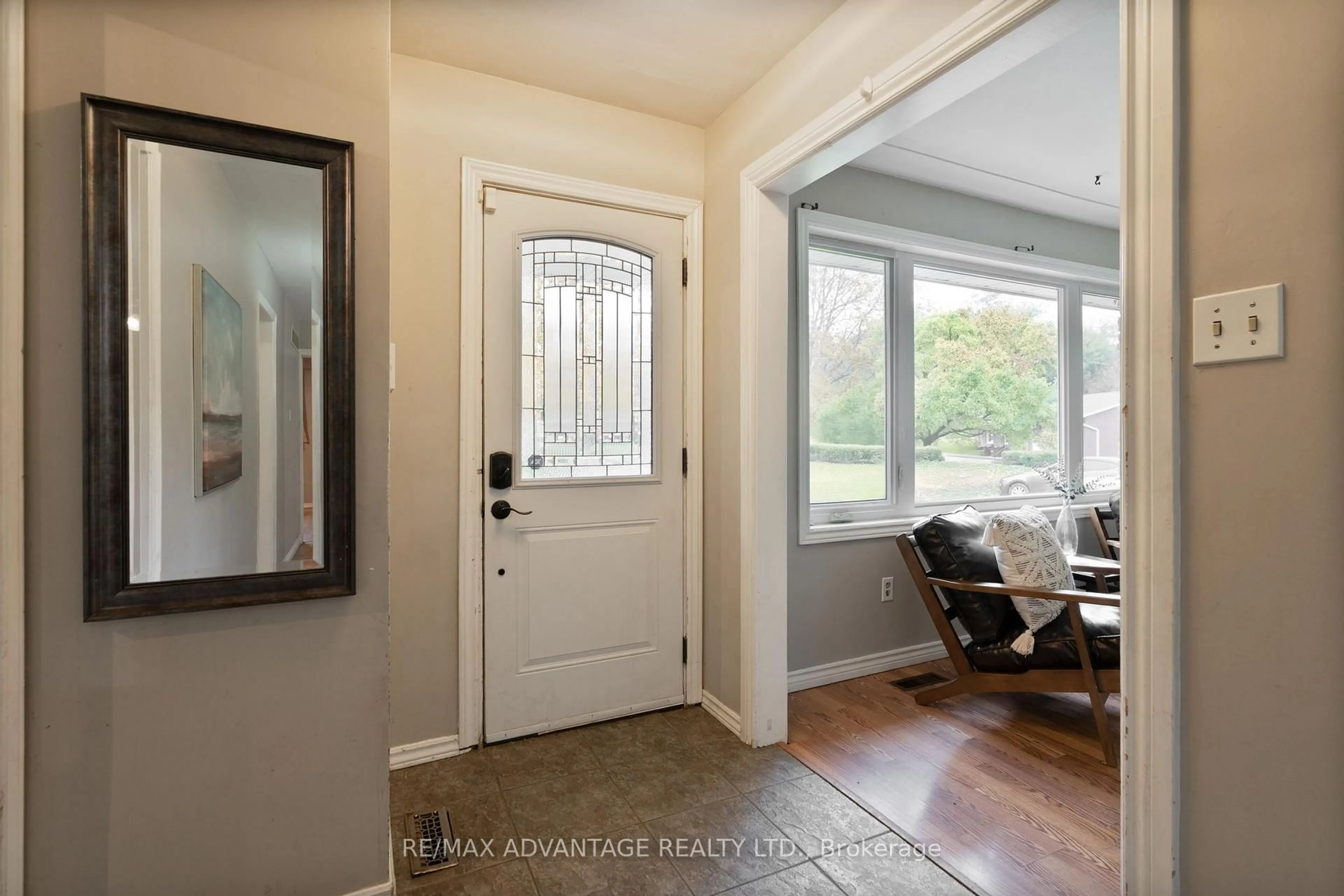 Indoor entryway for 464 Three Valleys Cres, London South Ontario N5Z 3E7