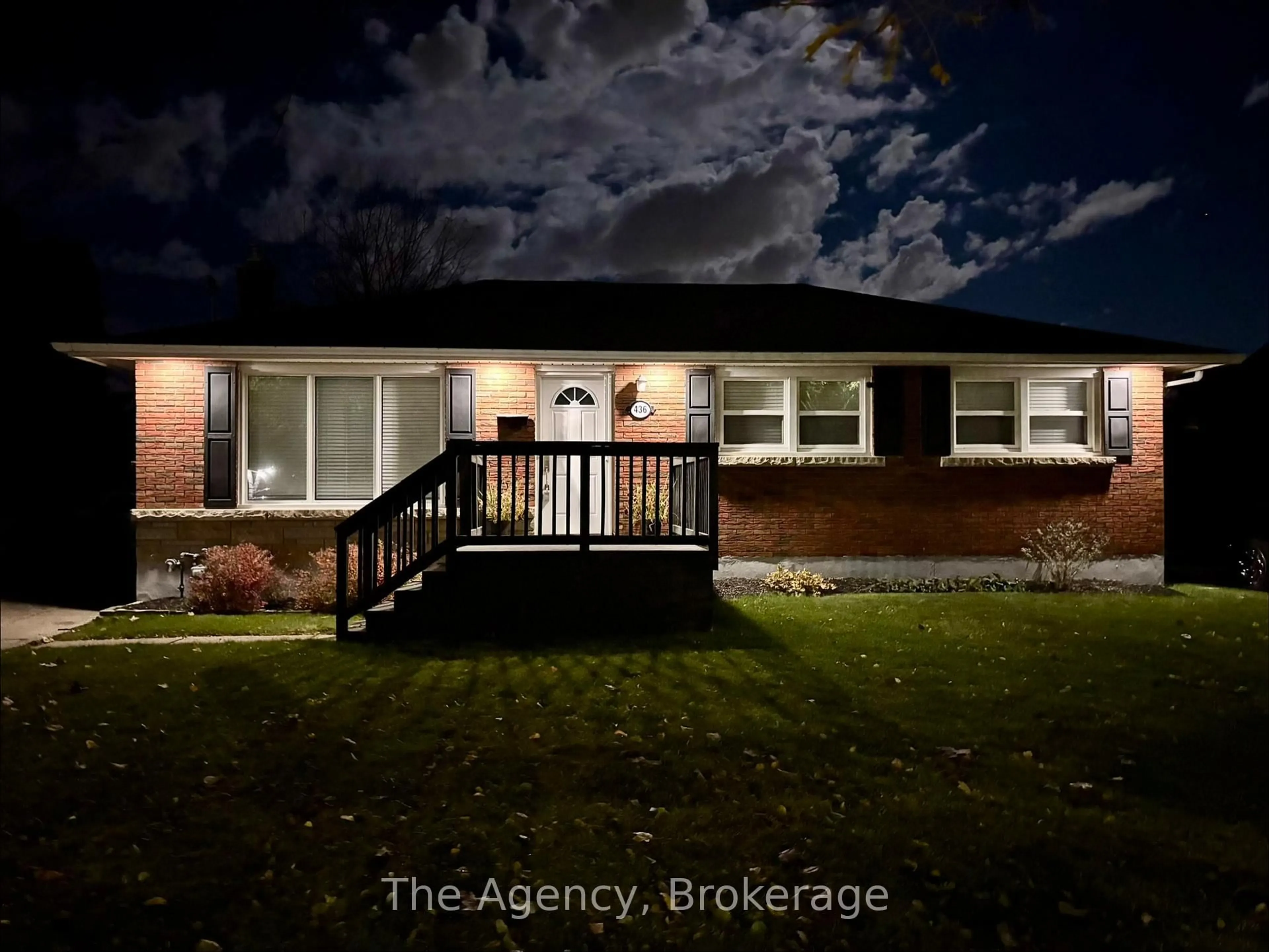 A pic from outside/outdoor area/front of a property/back of a property/a pic from drone, building for 436 Bunting Rd, St. Catharines Ontario L2M 3Z4