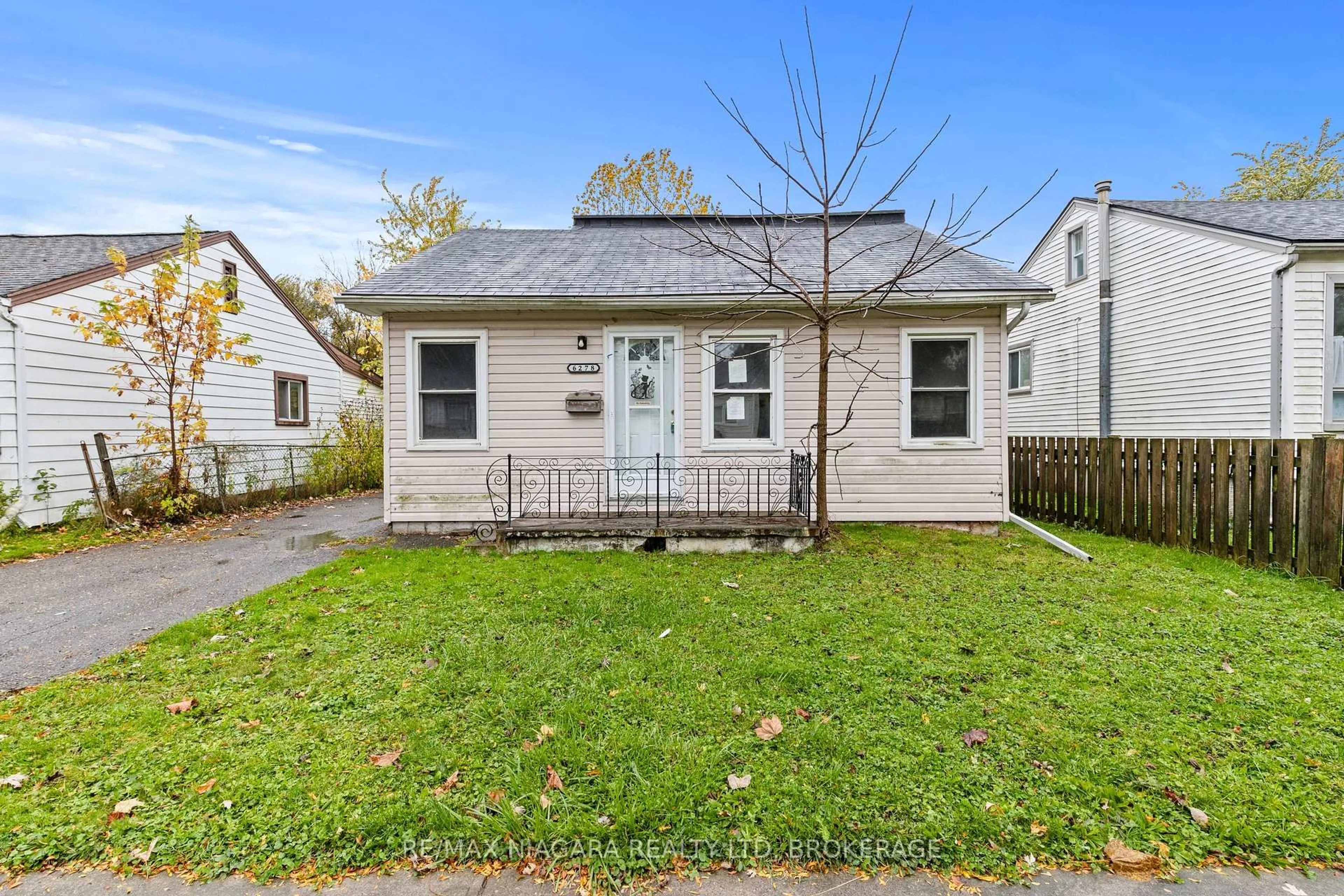 Home with vinyl exterior material, street for 6278 Arad St, Niagara Falls Ontario L2G 2Z6