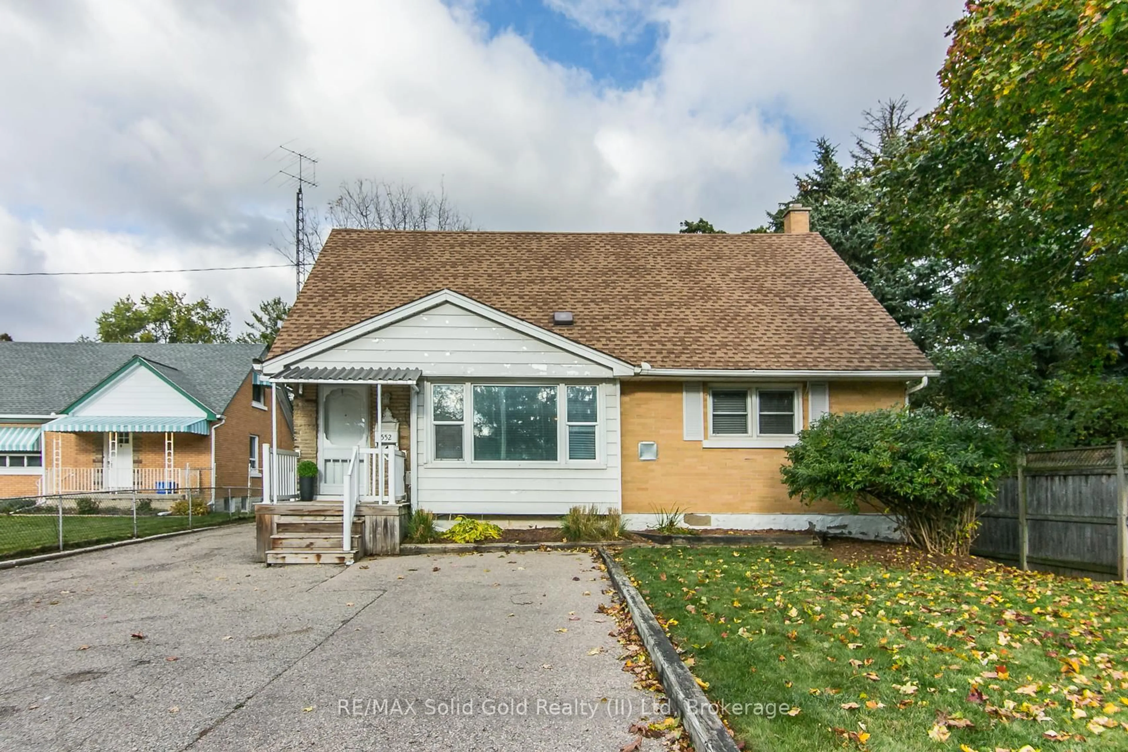 Home with vinyl exterior material, street for 552 Courtland Ave, Kitchener Ontario N2G 2W8