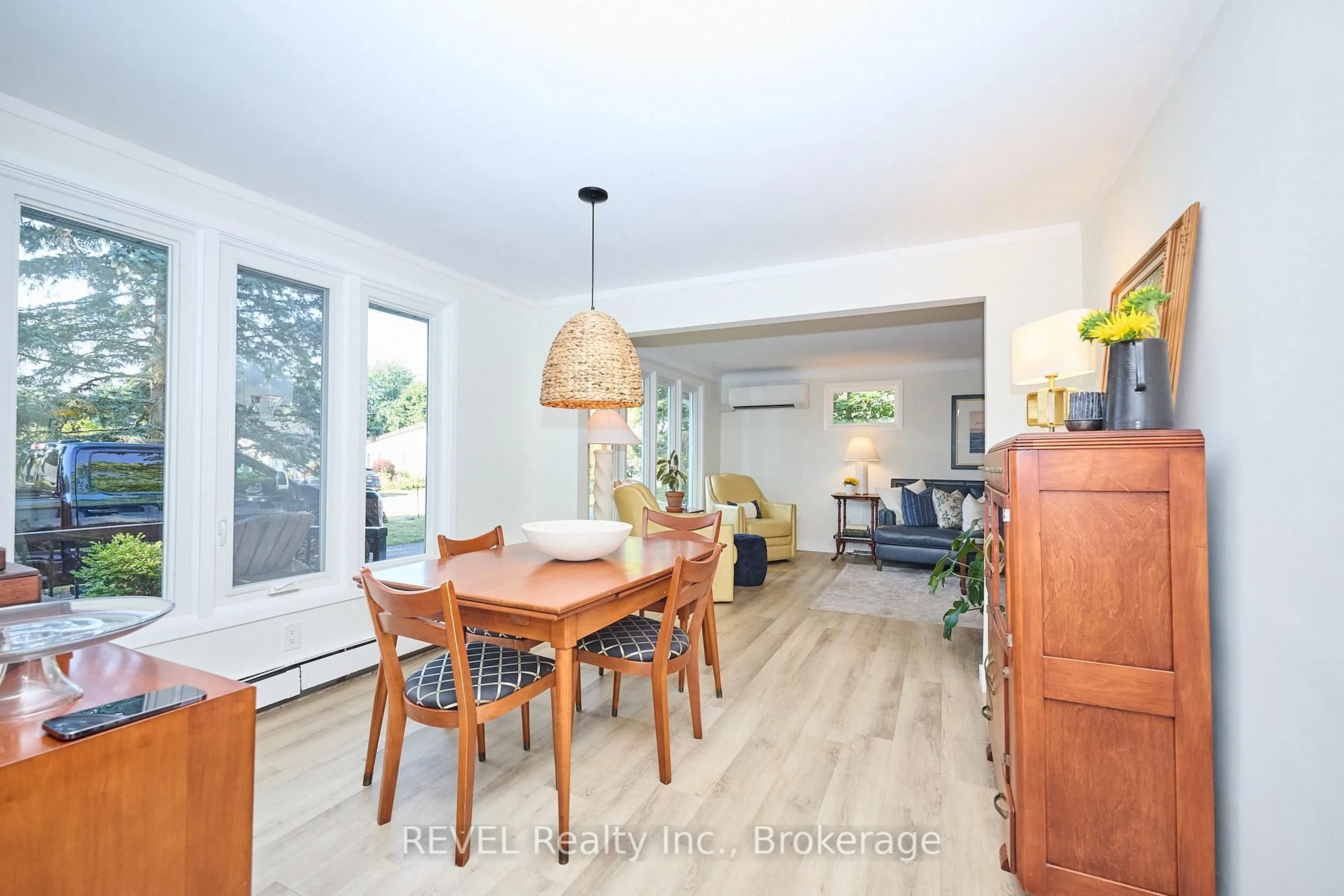 Dining room, wood/laminate floor for 88 Haun Rd, Fort Erie Ontario L0S 1B0
