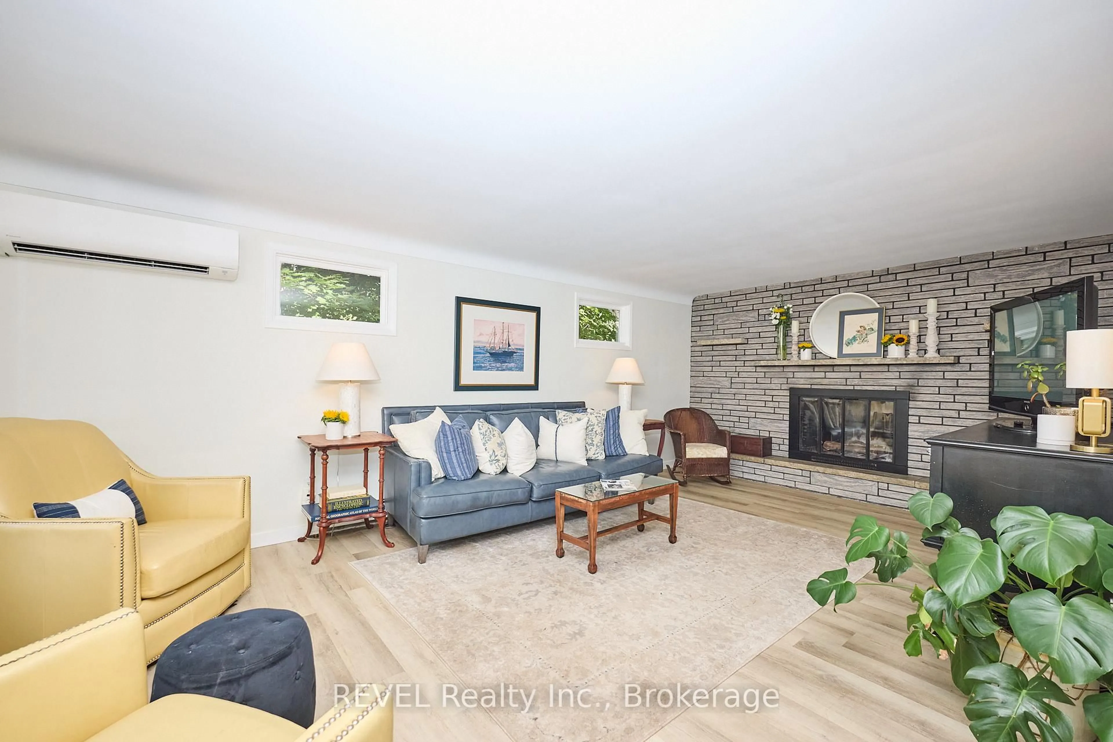 Living room with furniture, unknown for 88 Haun Rd, Fort Erie Ontario L0S 1B0