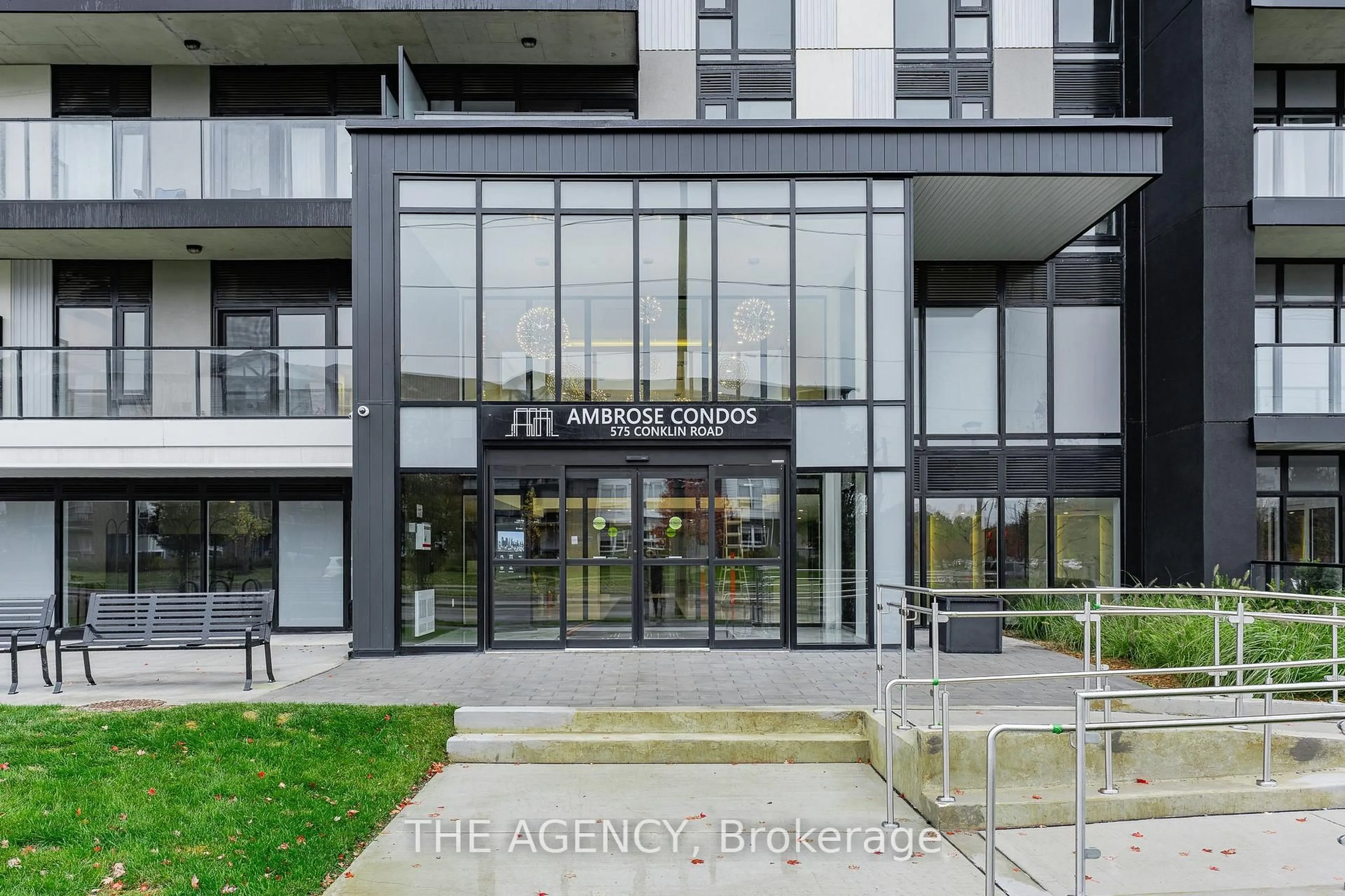 Indoor foyer for 575 Conklin Rd #528, Brantford Ontario N3T 0Y2