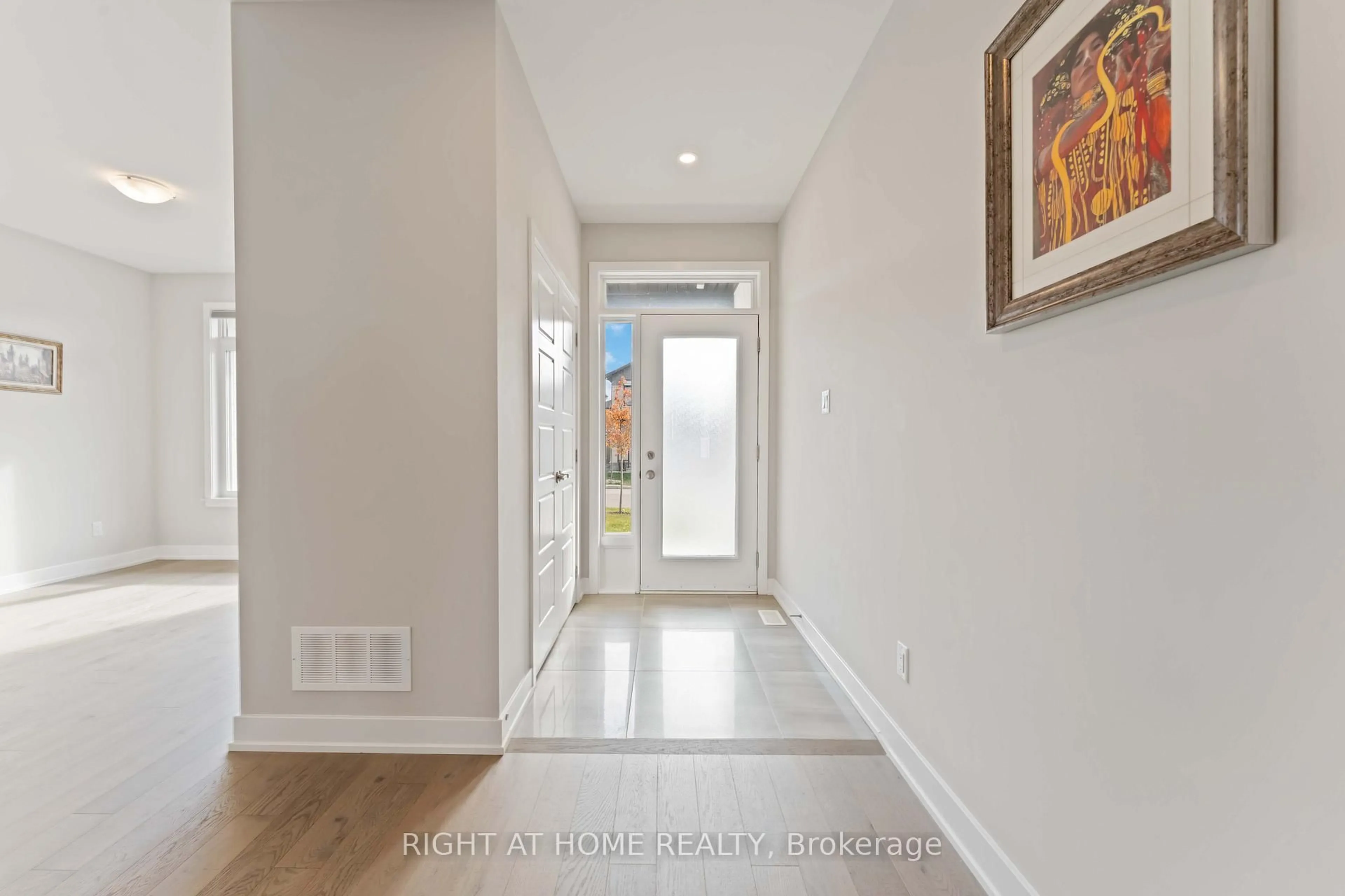 Indoor entryway for 203 Osterley Way, Ottawa Ontario K2S 2N6