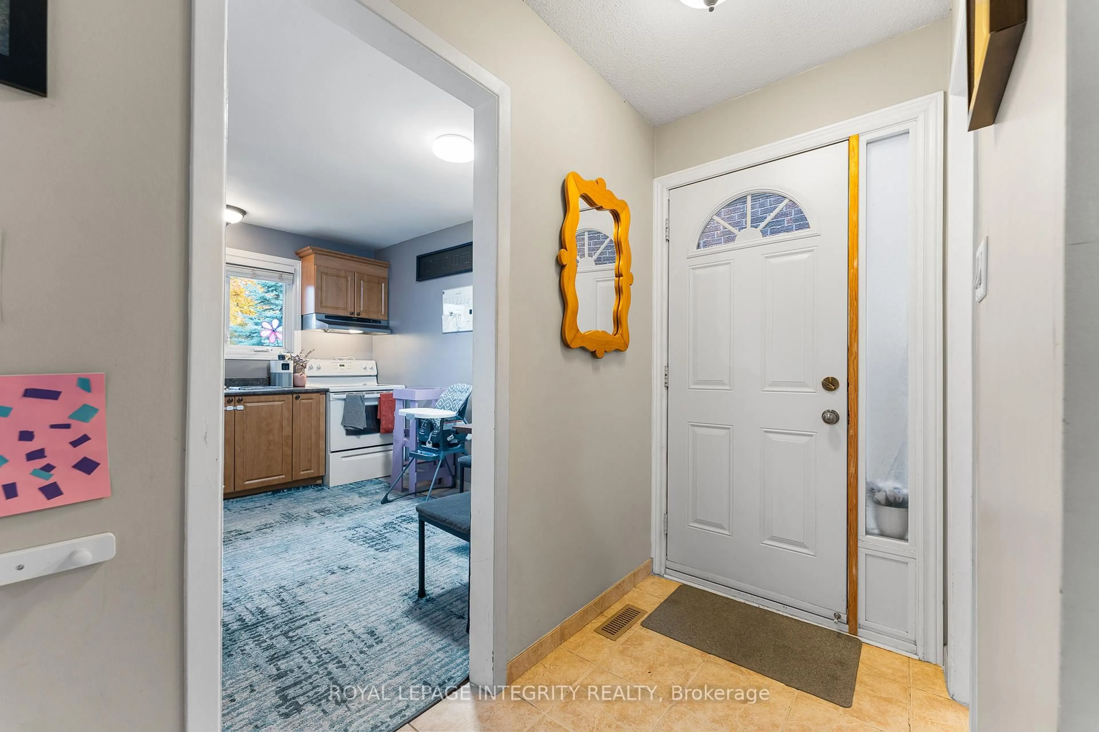 Indoor entryway for 45 Wessex Rd, Nepean Ontario K2J 1X2