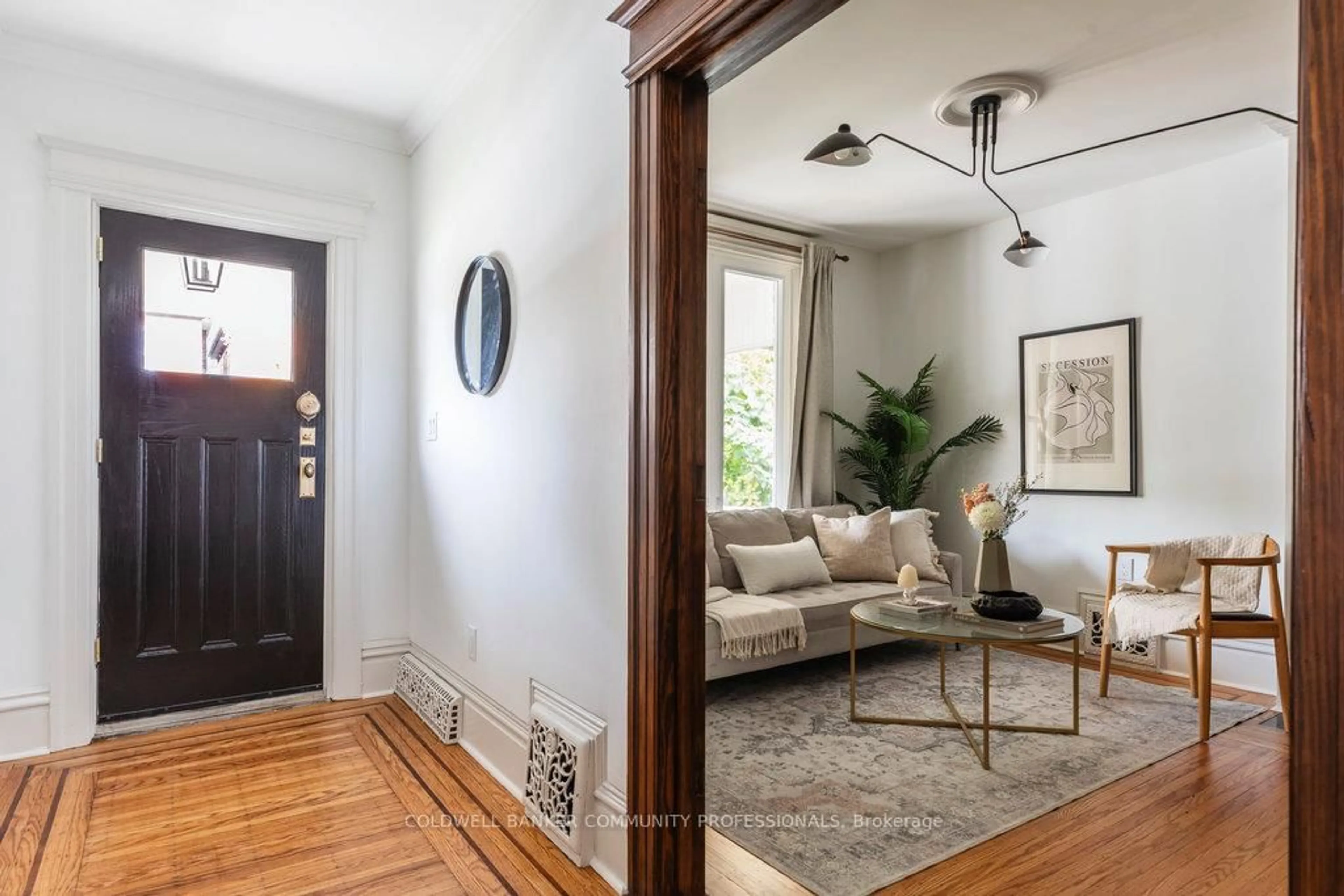 Indoor entryway for 111 Gladstone Ave, Hamilton Ontario L8M 2H8