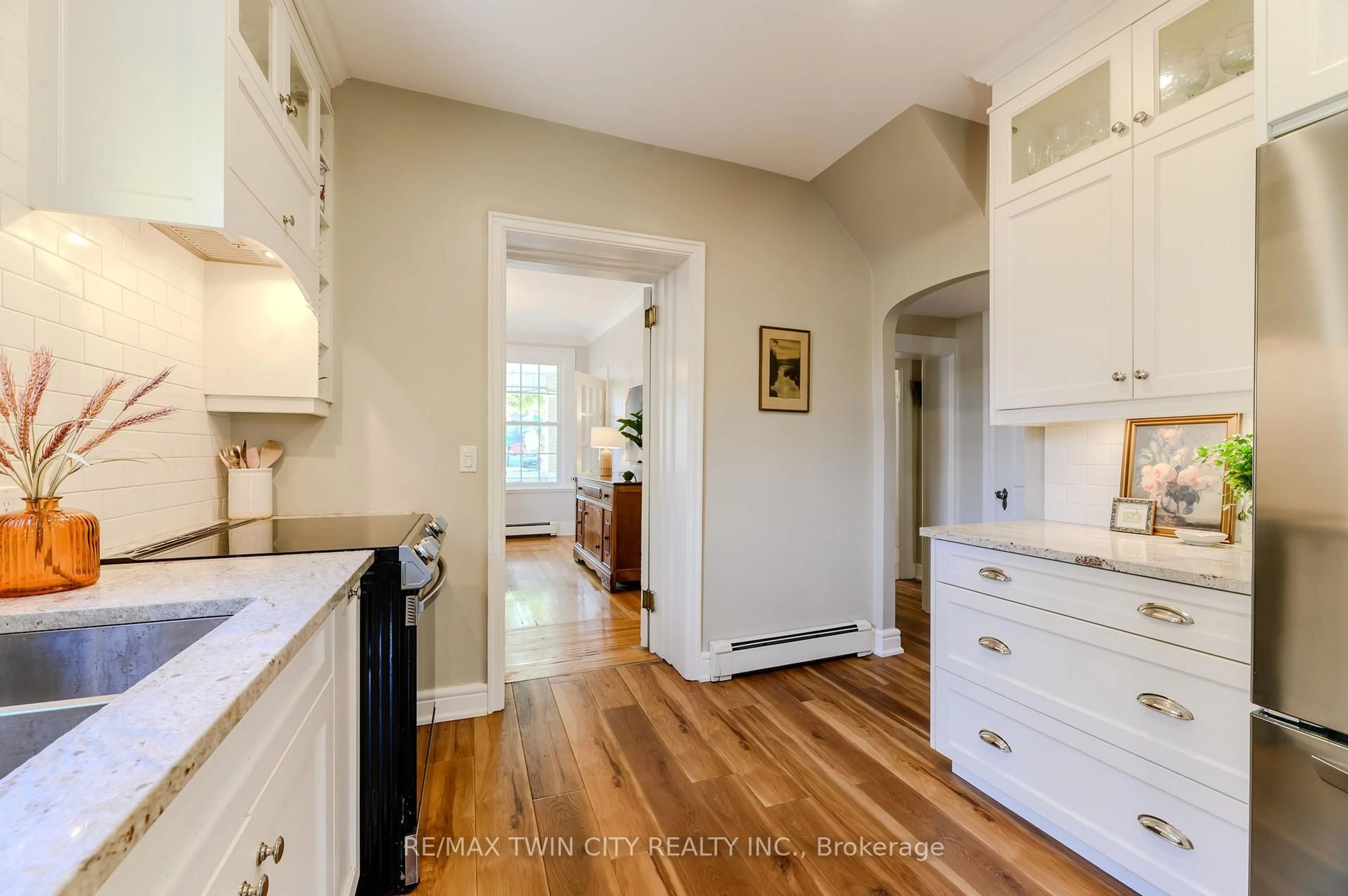 Open concept kitchen, unknown for 35 Egerton St, Brantford Ontario N3T 4L4