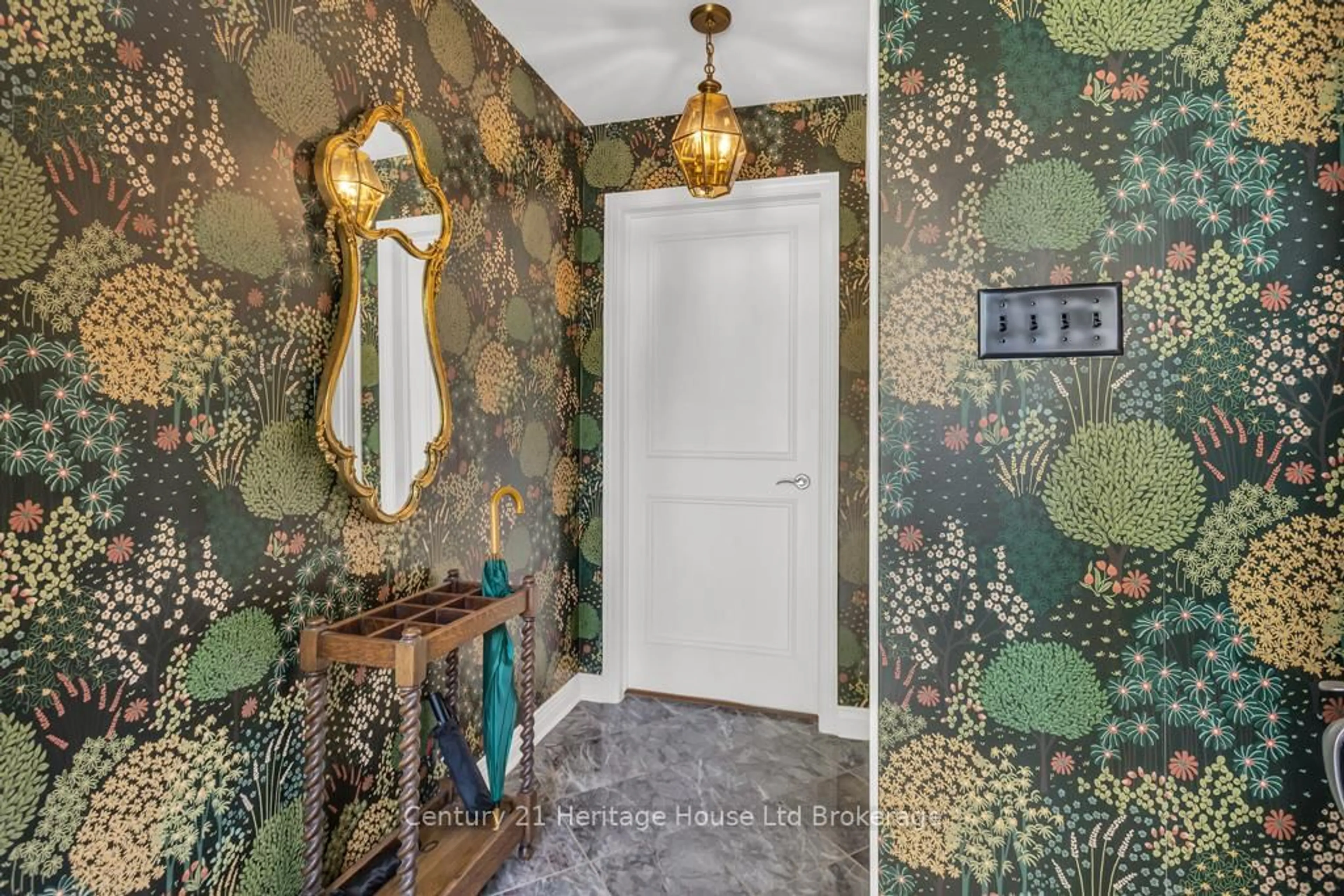 Indoor entryway for 8 Tallwood Circ, London North Ontario N5X 2S1