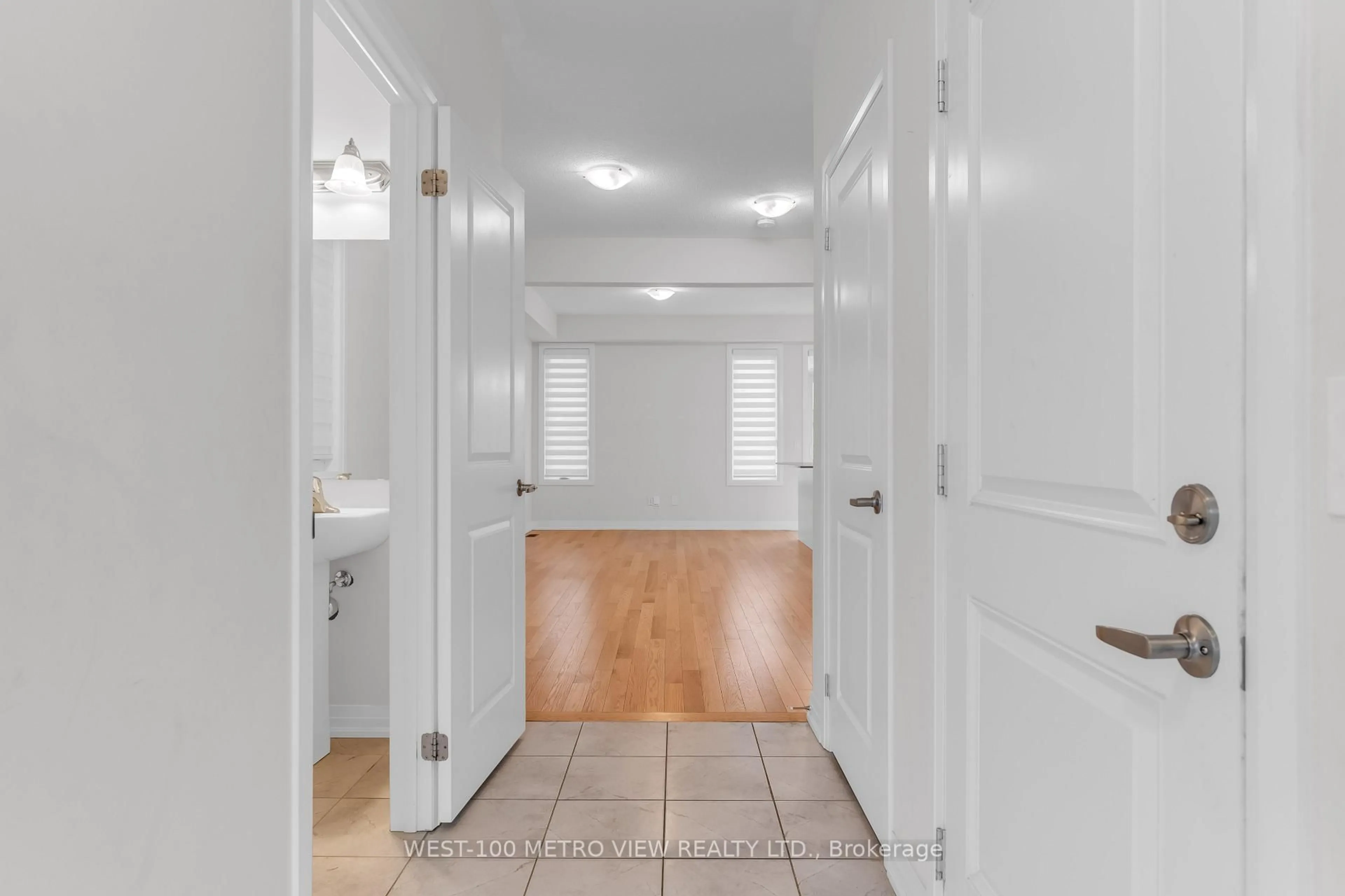 Indoor entryway for 337 Provident Way, Hamilton Ontario L0R 1W0