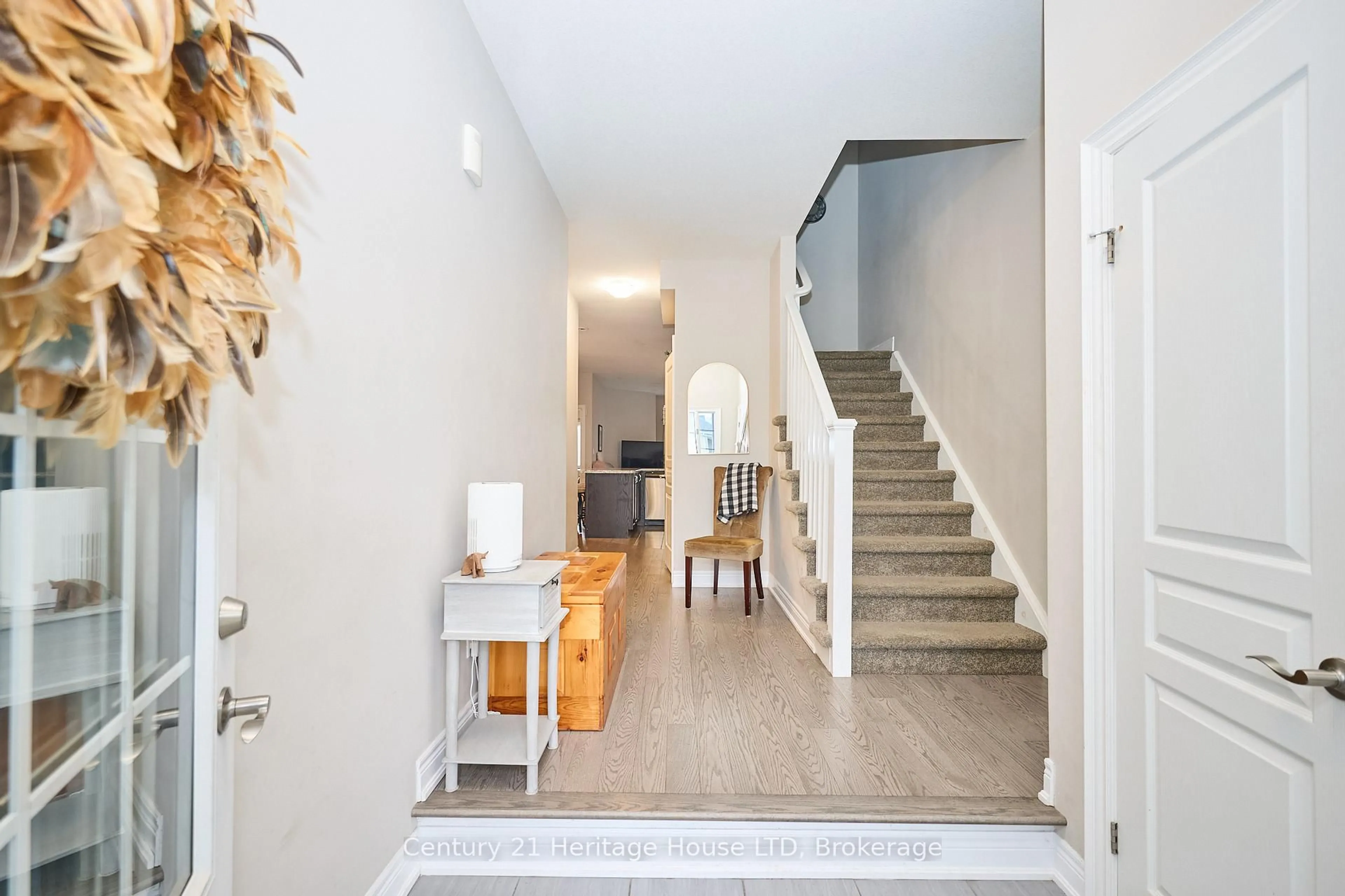 Indoor foyer for 1121 Meadowood St, Fort Erie Ontario L2A 0C1