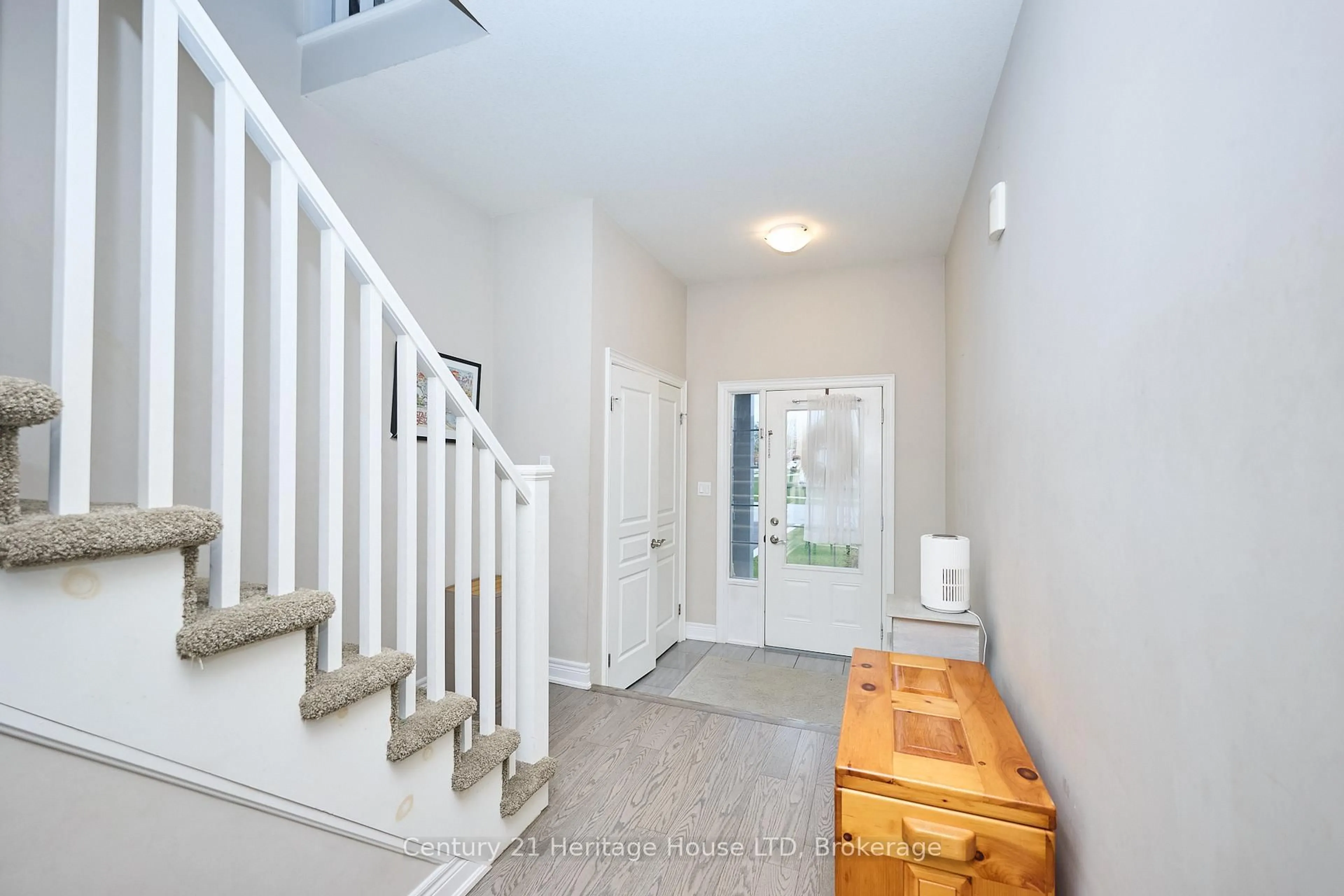 Indoor entryway for 1121 Meadowood St, Fort Erie Ontario L2A 0C1