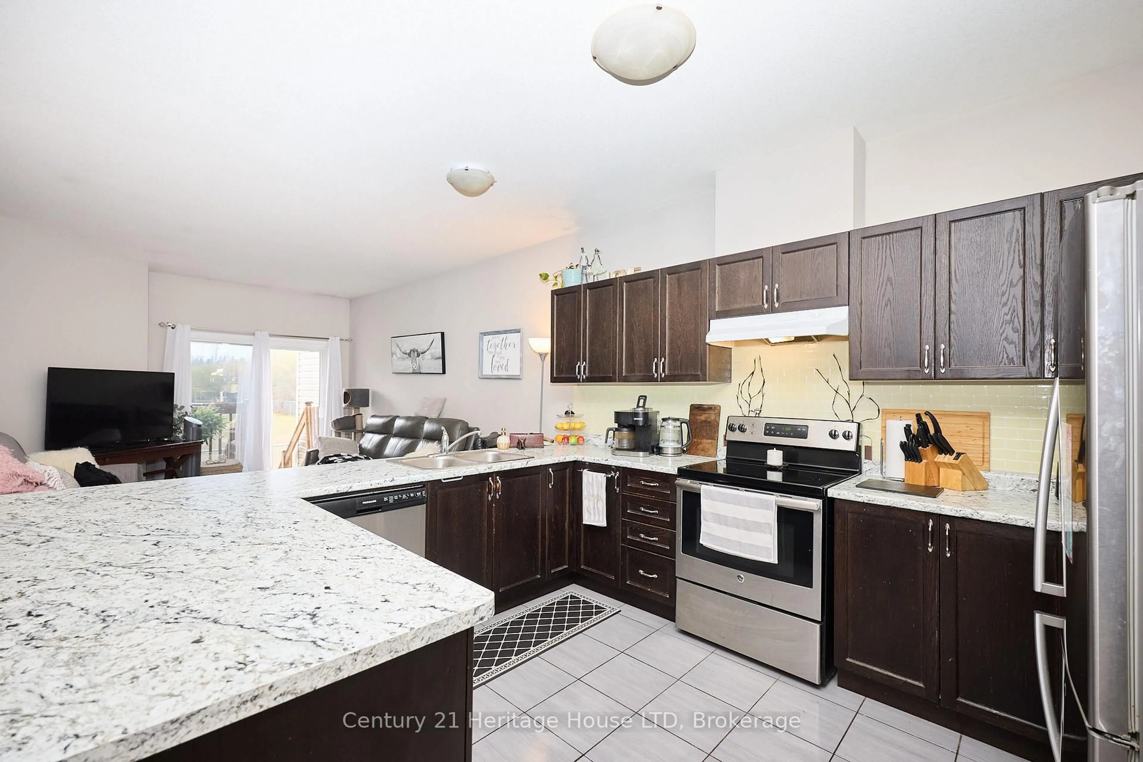 Open concept kitchen, ceramic/tile floor for 1121 Meadowood St, Fort Erie Ontario L2A 0C1
