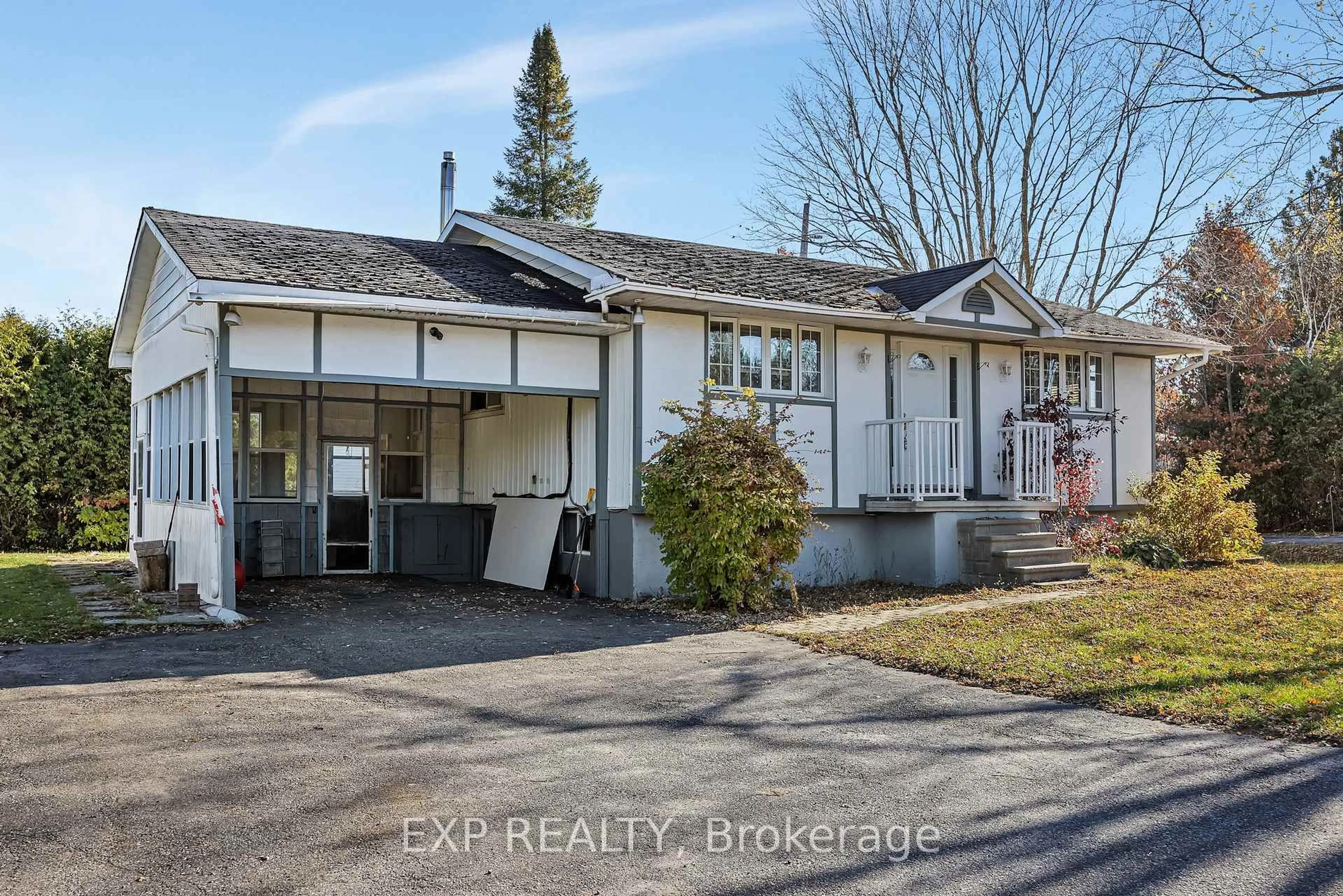 A pic from outside/outdoor area/front of a property/back of a property/a pic from drone, building for 3297 Wayne St, Osgoode Ontario K0A 2W0