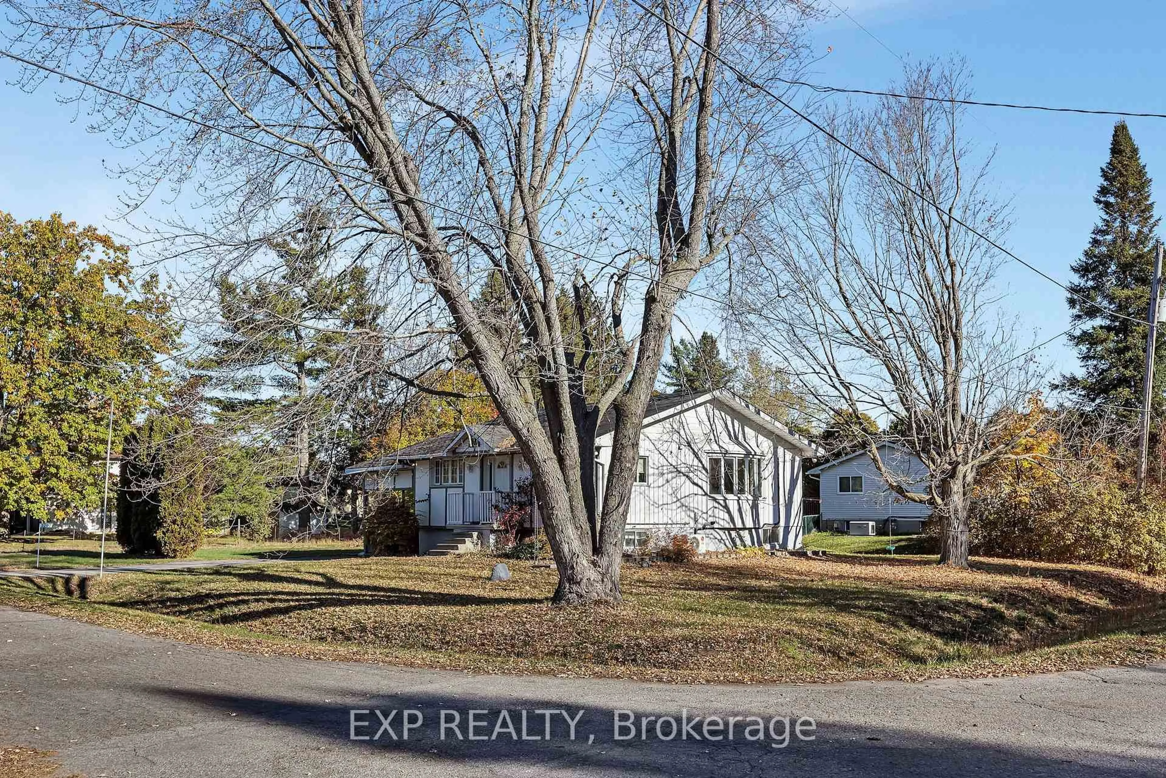 A pic from outside/outdoor area/front of a property/back of a property/a pic from drone, street for 3297 Wayne St, Osgoode Ontario K0A 2W0