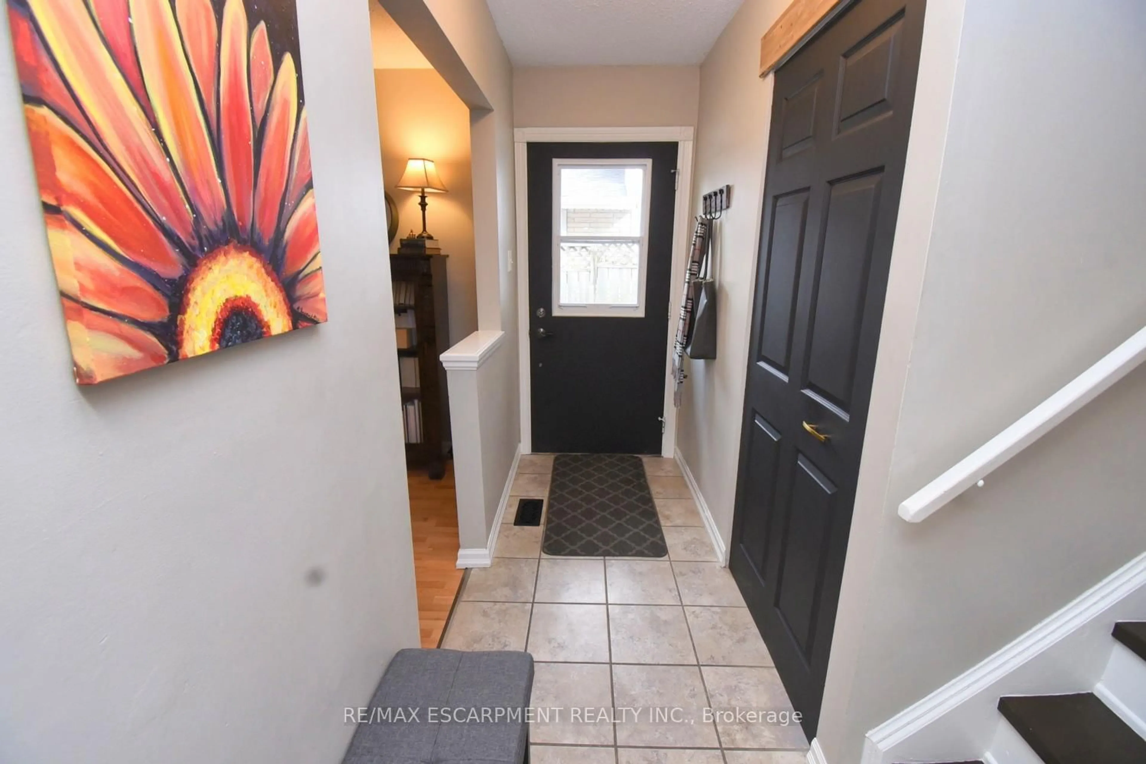 Indoor entryway for 119 Gemini Dr, Hamilton Ontario L9C 6C5
