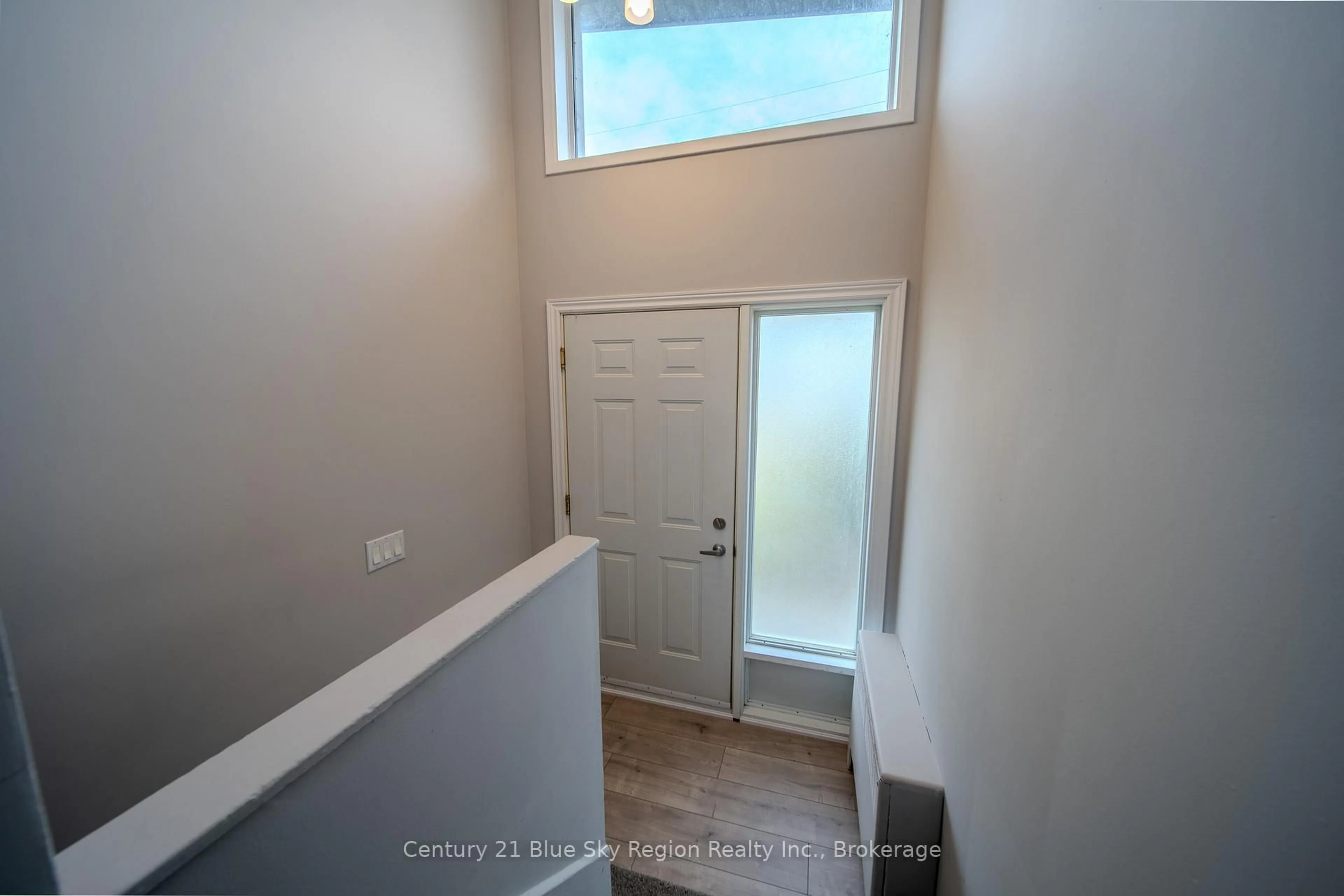 Indoor entryway for 1083 Metcalfe St, North Bay Ontario P1B 2R2