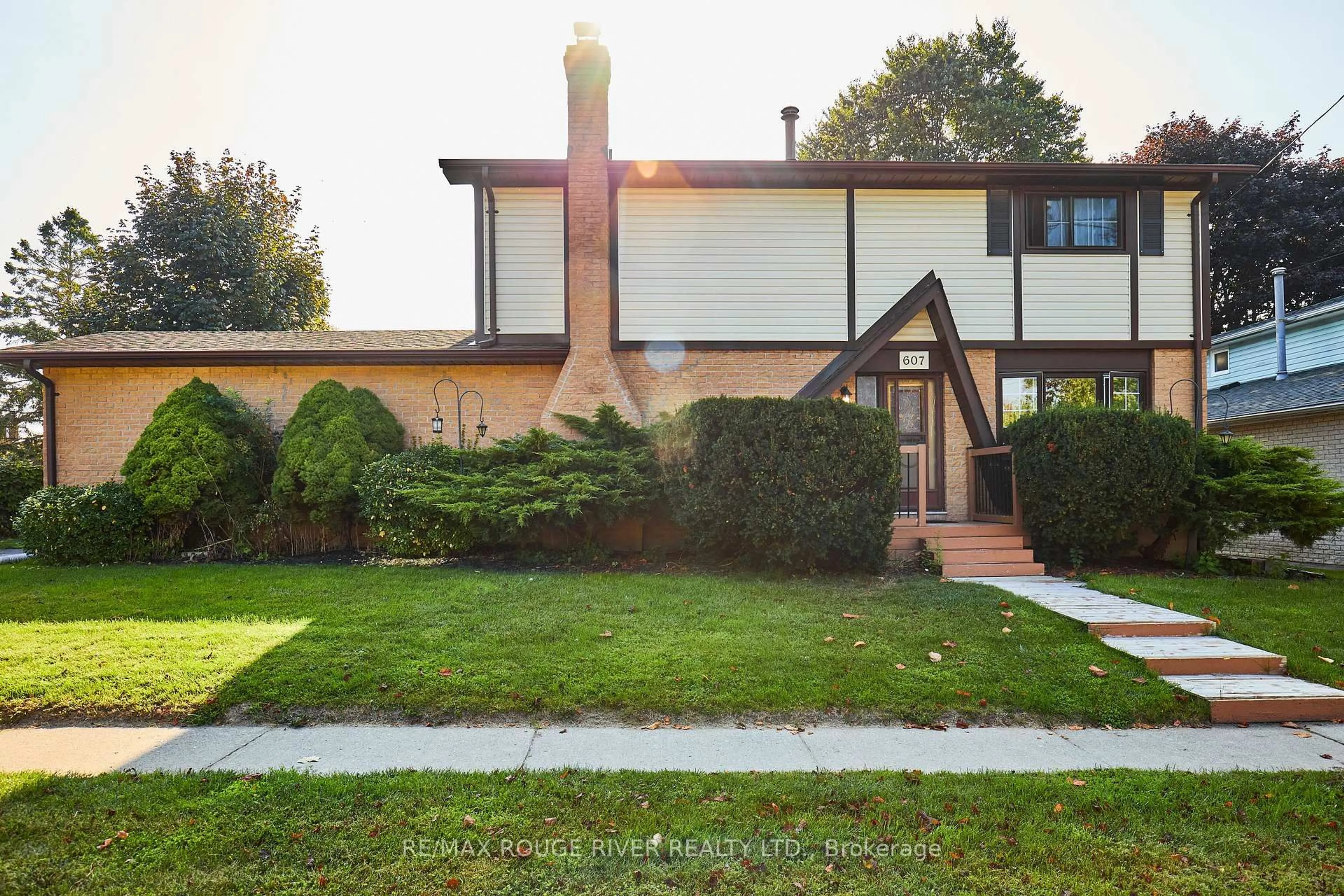 Unknown for 607 Carlisle St, Cobourg Ontario K9A 4Y4