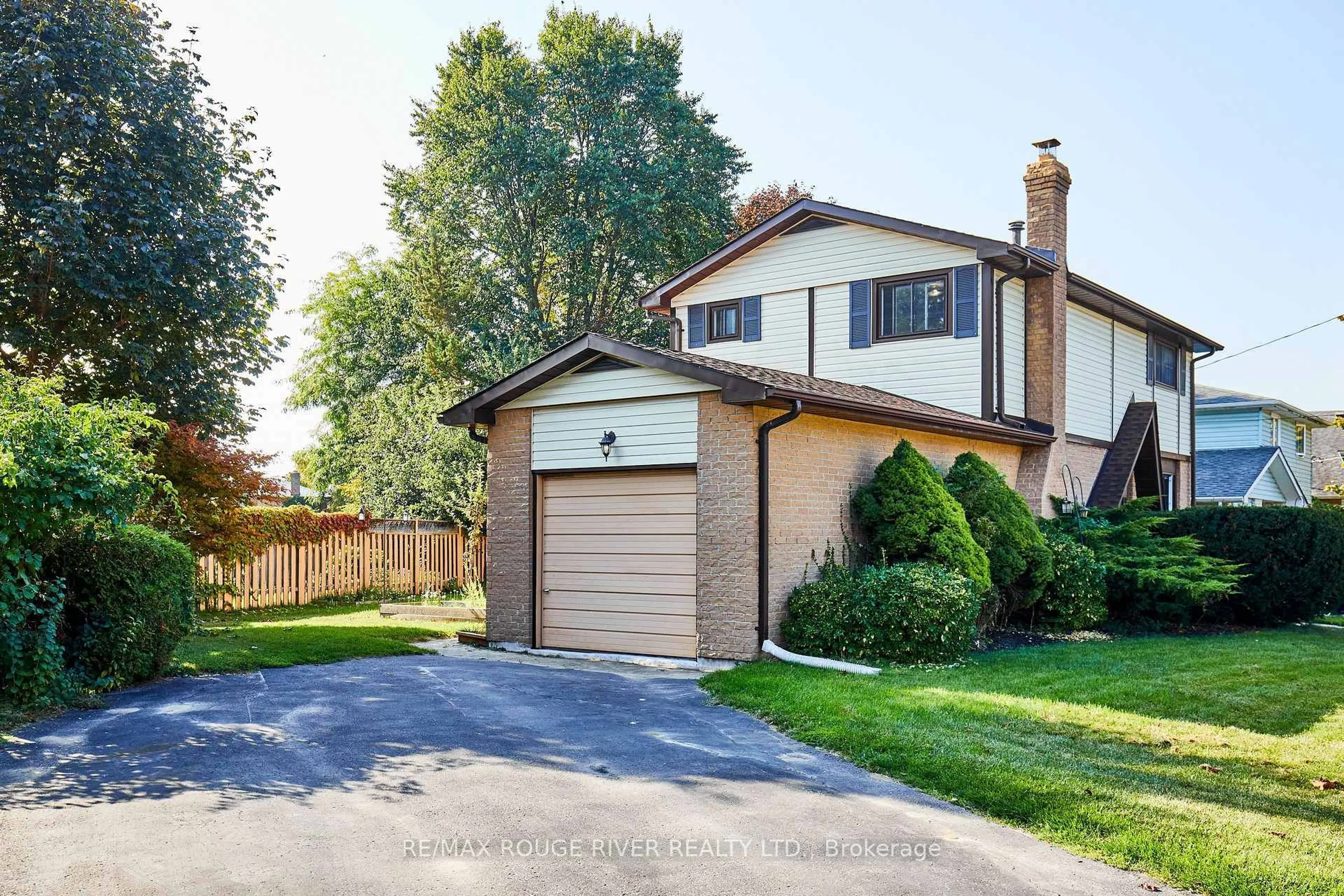 Unknown for 607 Carlisle St, Cobourg Ontario K9A 4Y4