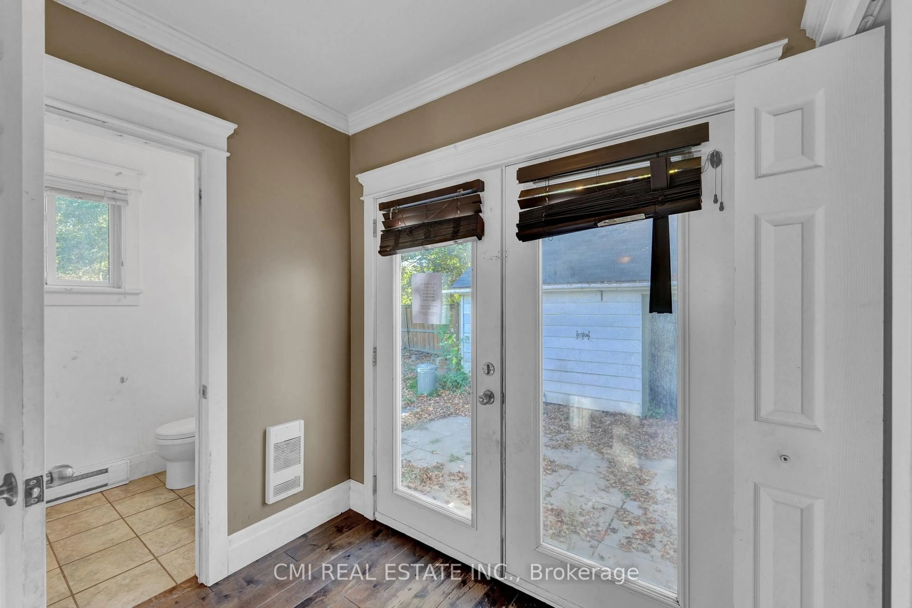 Indoor entryway for 27 Wellington St, Asphodel-Norwood Ontario K0L 2V0