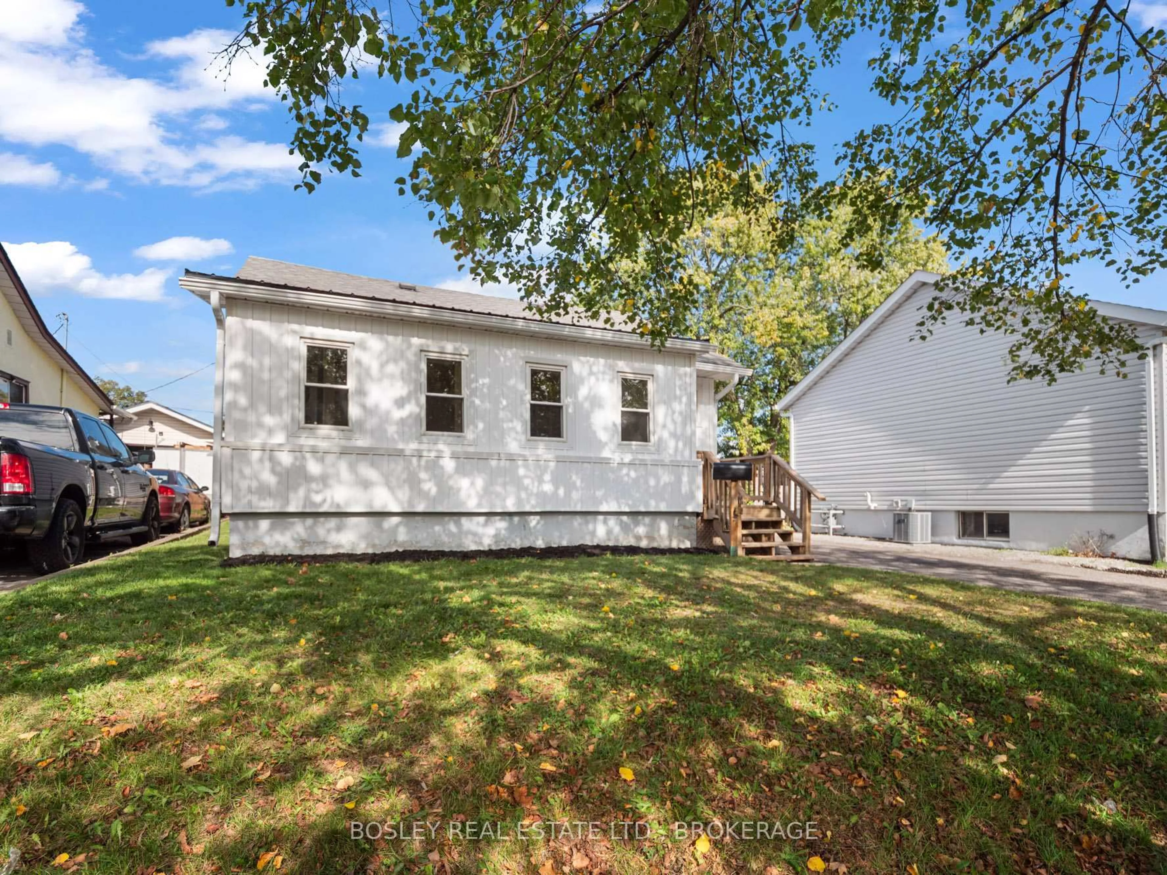 Home with vinyl exterior material, street for 394 FLEET St, Welland Ontario L3B 4X5